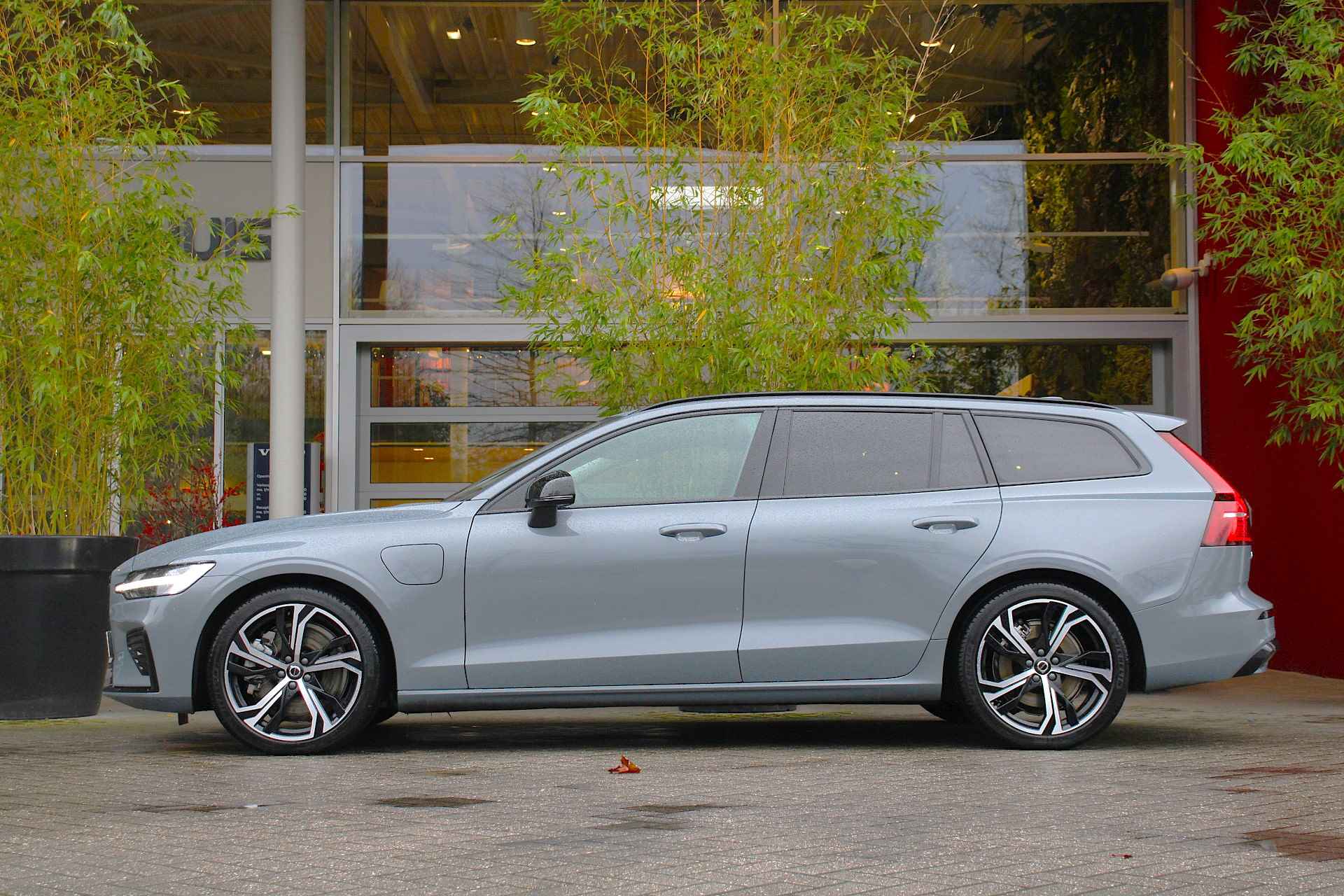 Volvo V60 2.0 T6 Plug-in hybrid AWD Plus Dark | Stuur- en stoelverwarming | Pilot Assist | Memory Seats | Achteruitrijcamera | CarPlay - 5/23