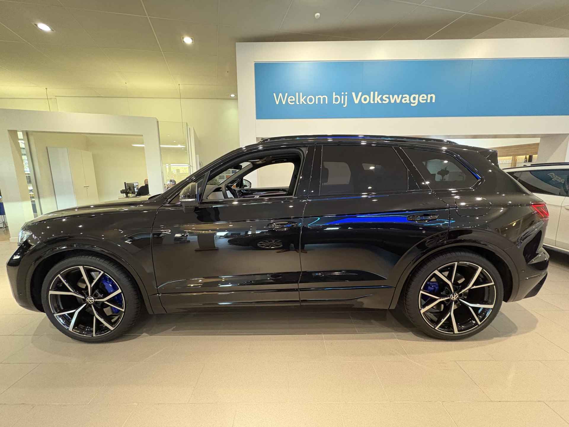 Volkswagen Touareg 3.0 TSi eHybrid 4MOTION R |Direct leverbaar |  'puglia ergo' lederen bekleding r design |  Nachtzichtassistent (night vision) |  Servosluiting portieren |  Trekhaak inclusief trailer assist |  Multimedia pakket - 2/49