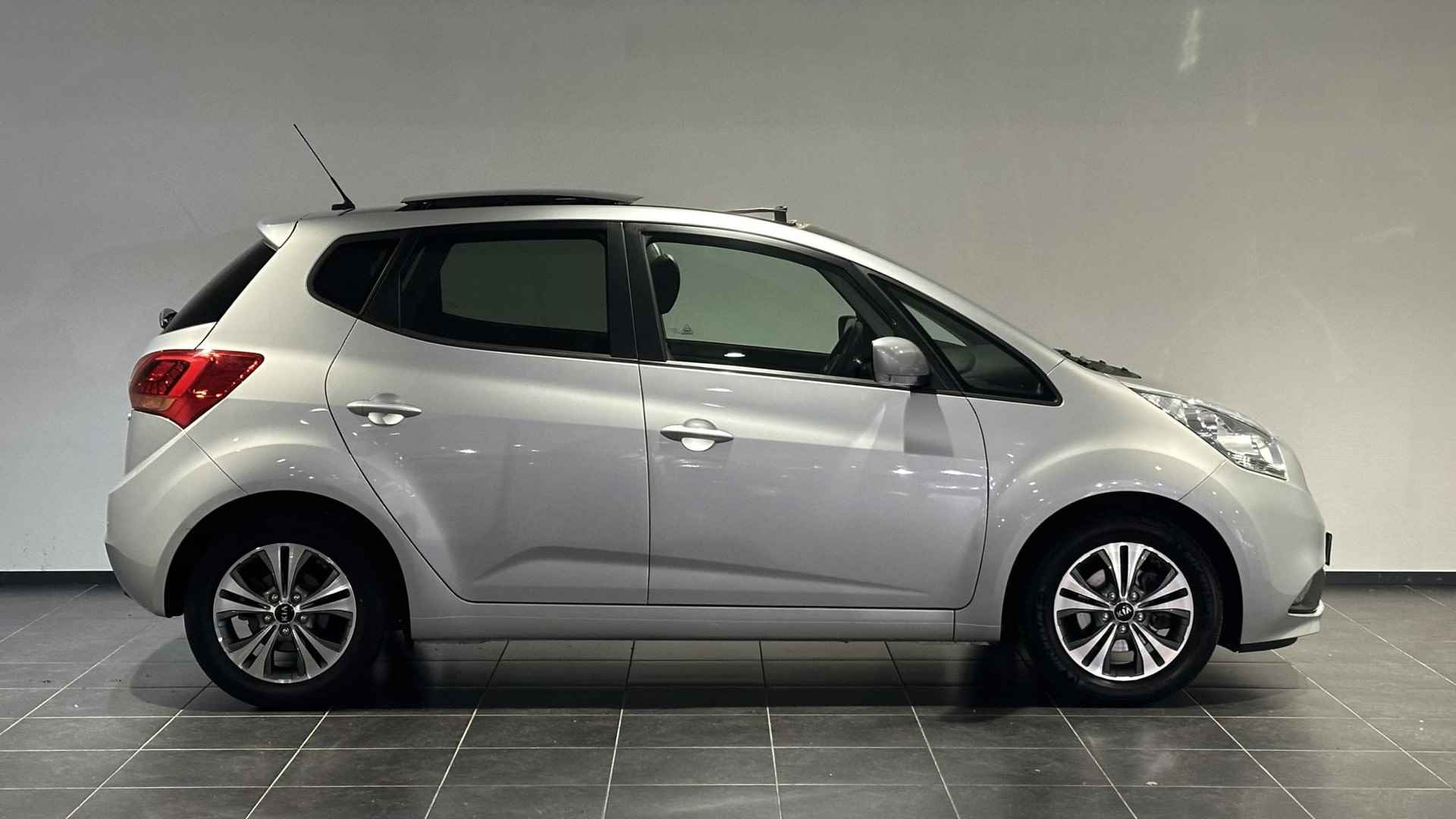 Kia Venga 1.4 CVVT Summer Edition  | Panoramadak | Navigatie | Climate Control | Camera | Cruise Control - 12/26