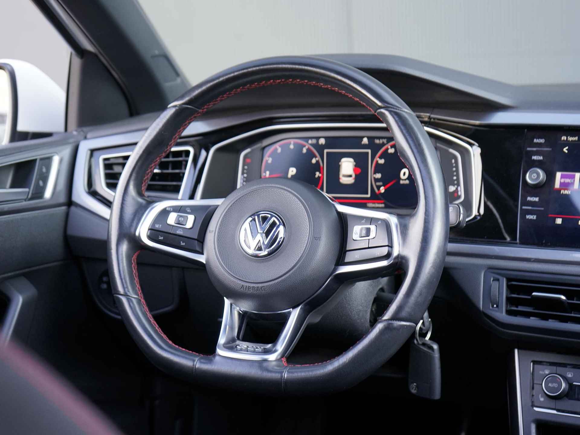 Volkswagen Polo 2.0 TSI GTI Panoramadak / Virtual cockpit / Adaptive cruise / PDC / Camera /Stoel verw. - 19/32