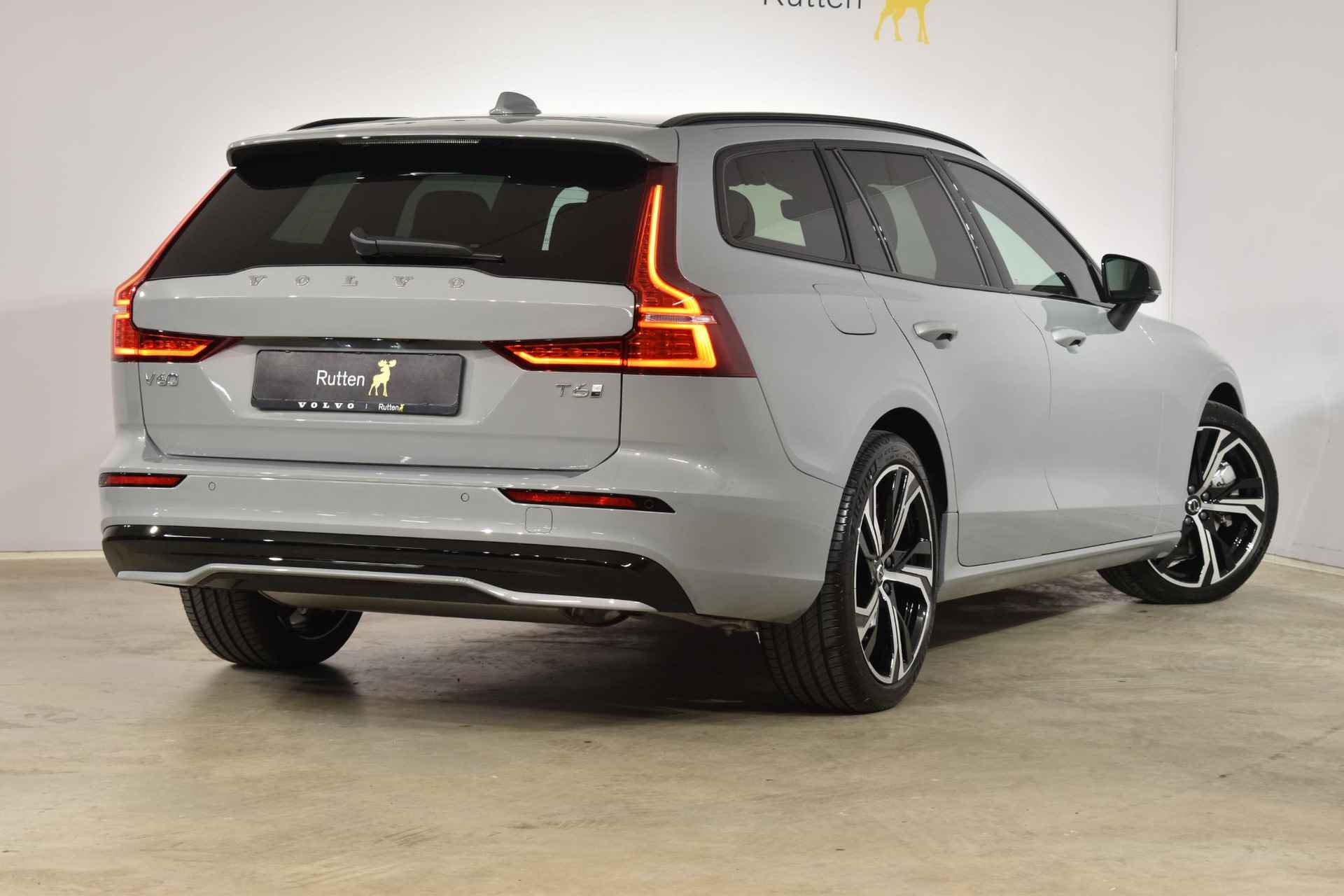 Volvo V60 T6 350PK Automaat Recharge AWD Plus Dark / Driver assist / Sportstoelen / donker getint glas / 19 velgen - 2/56