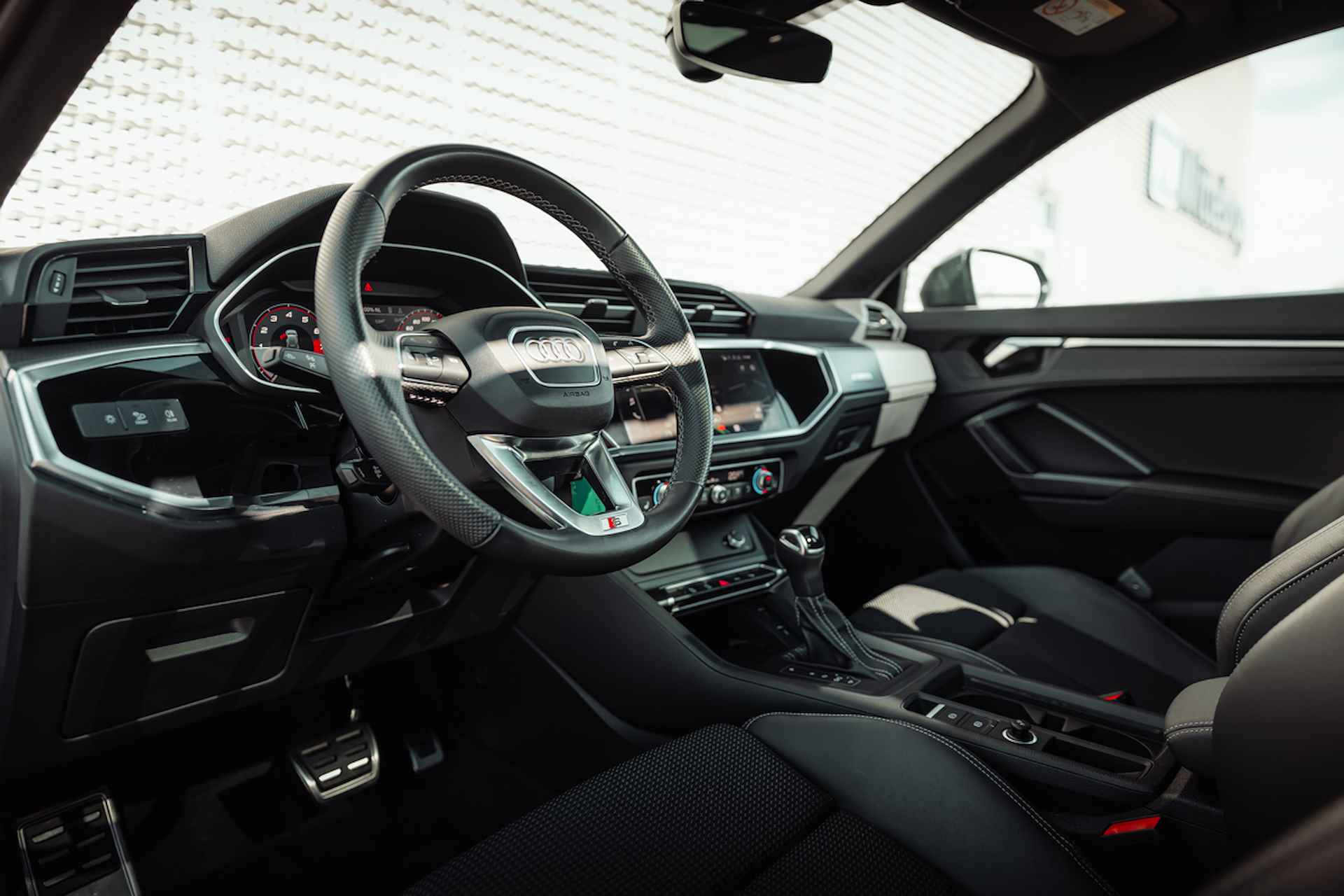 Audi Q3 35 TFSI 150pk s-tronic S edition | Panoramadak | Optiek zwart | Stoelverwarming | Audi sound - 17/32