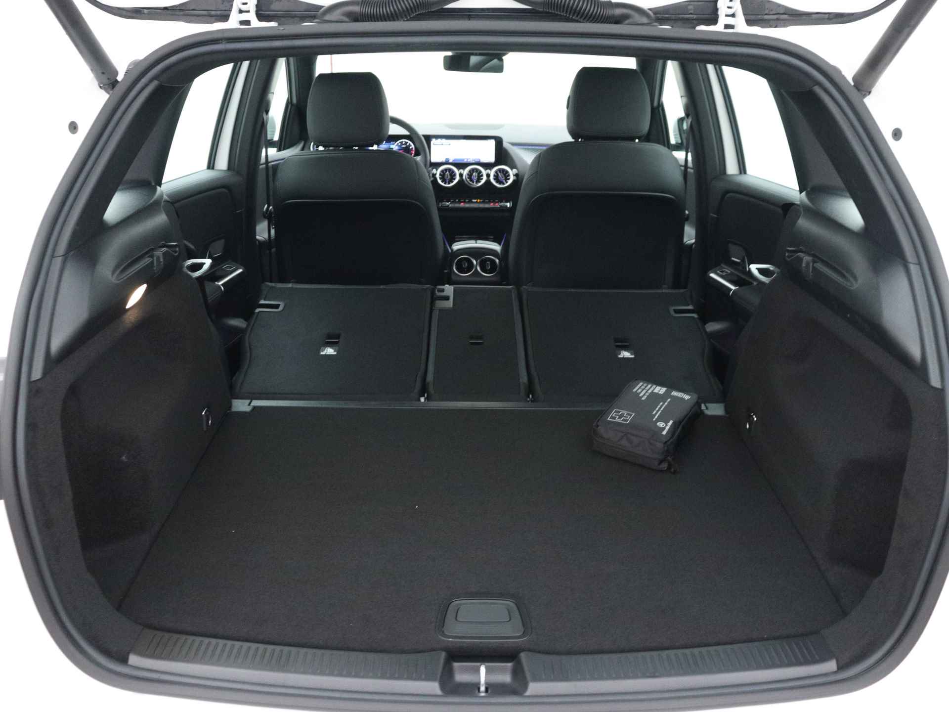 Mercedes-Benz B-Klasse 180 Star Edition Luxury Line | Trekhaak | Dodehoekassistent | Verwarmde stoelen vooraan | Keyless-Go comfortpakket | USB-pakket plus | Sfeerverlichting | Parkeerpakket met achteruitrijcamera | - 28/31