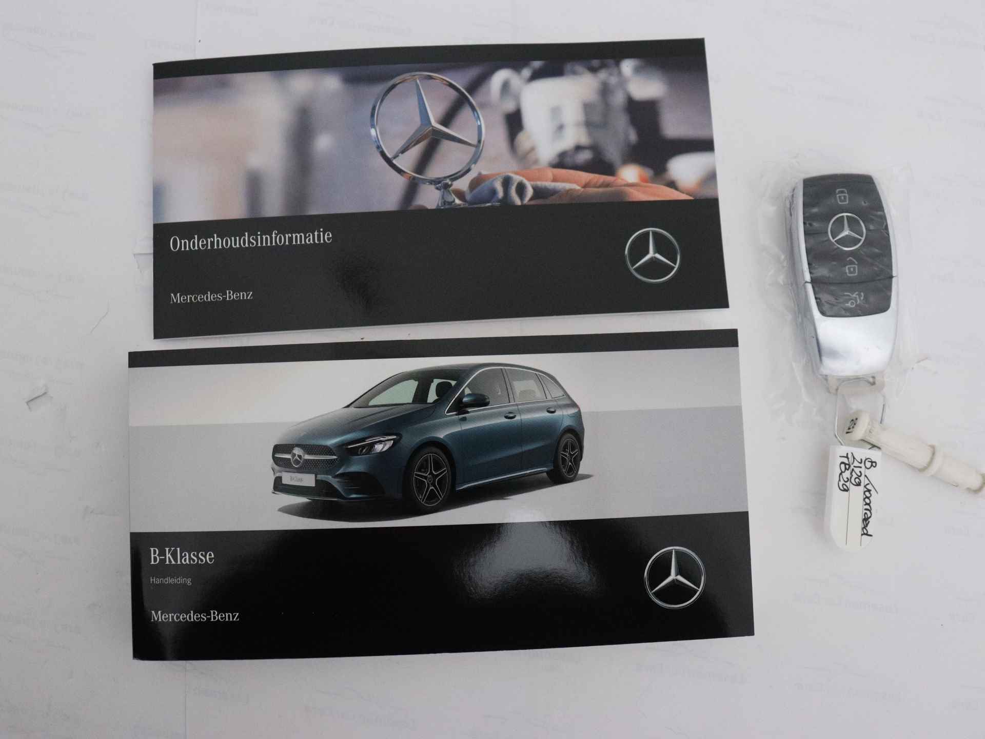 Mercedes-Benz B-Klasse 180 Star Edition Luxury Line | Trekhaak | Dodehoekassistent | Verwarmde stoelen vooraan | Keyless-Go comfortpakket | USB-pakket plus | Sfeerverlichting | Parkeerpakket met achteruitrijcamera | - 30/30