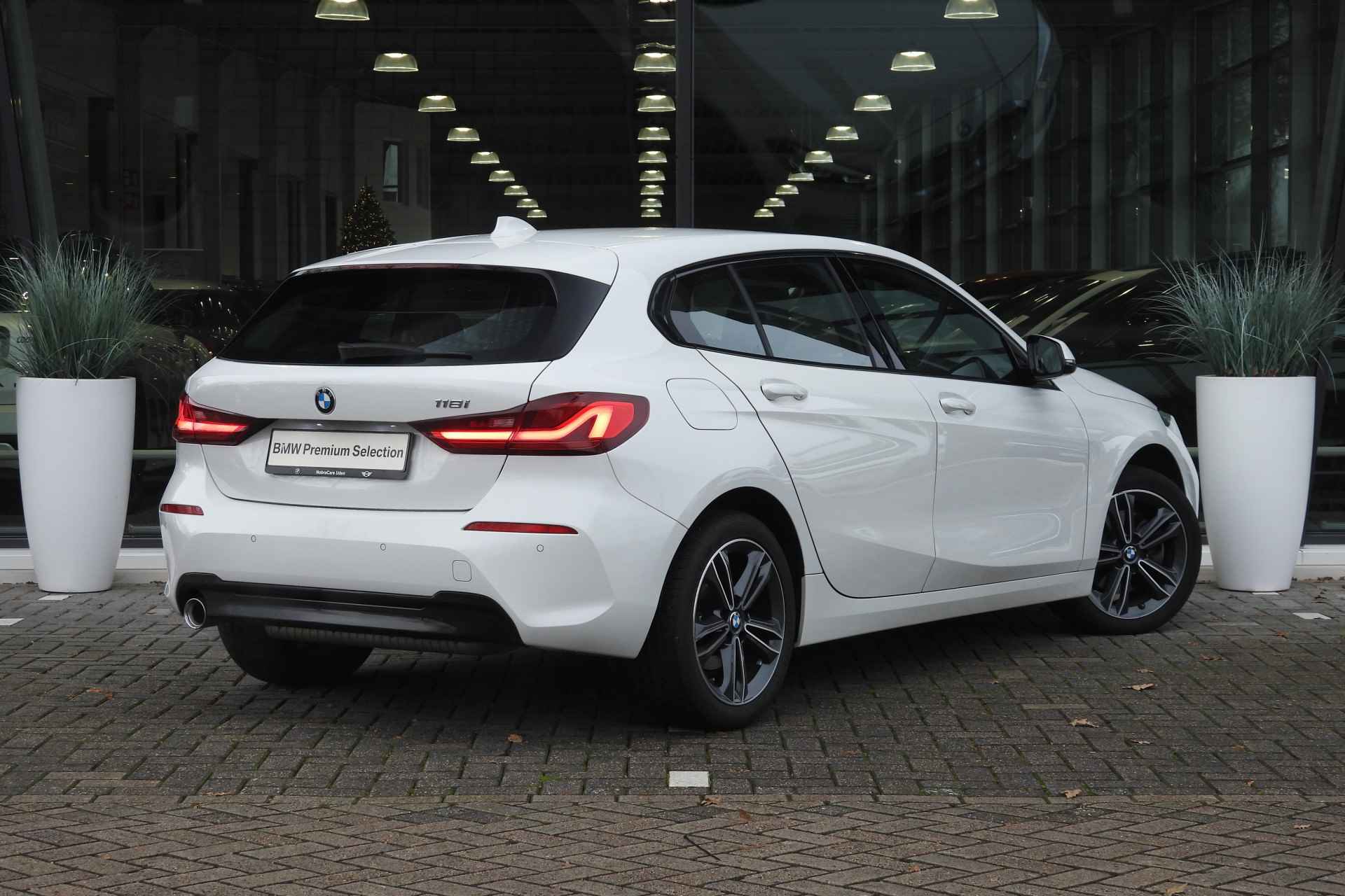 BMW 1-serie 118i Executive Sport Line Automaat / Sportstoelen / LED / Cruise Control / PDC / Live Cockpit Professional - 15/35