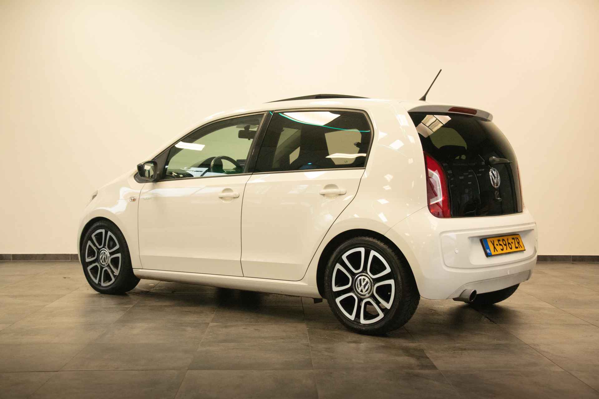 Volkswagen up! 1.0 CUP up! BlueMotion 5-Drs. Panoramadak Navigatie CruiseControl - 4/22