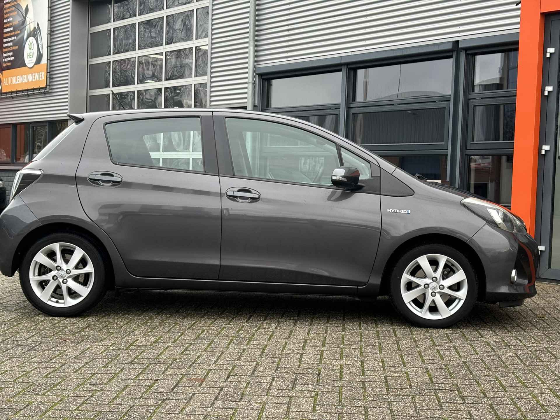 Toyota Yaris 1.5 Full Hybrid Dynamic / NL Auto / Cruise Control / Navi / Incl Winterset Op Velg / - 10/36