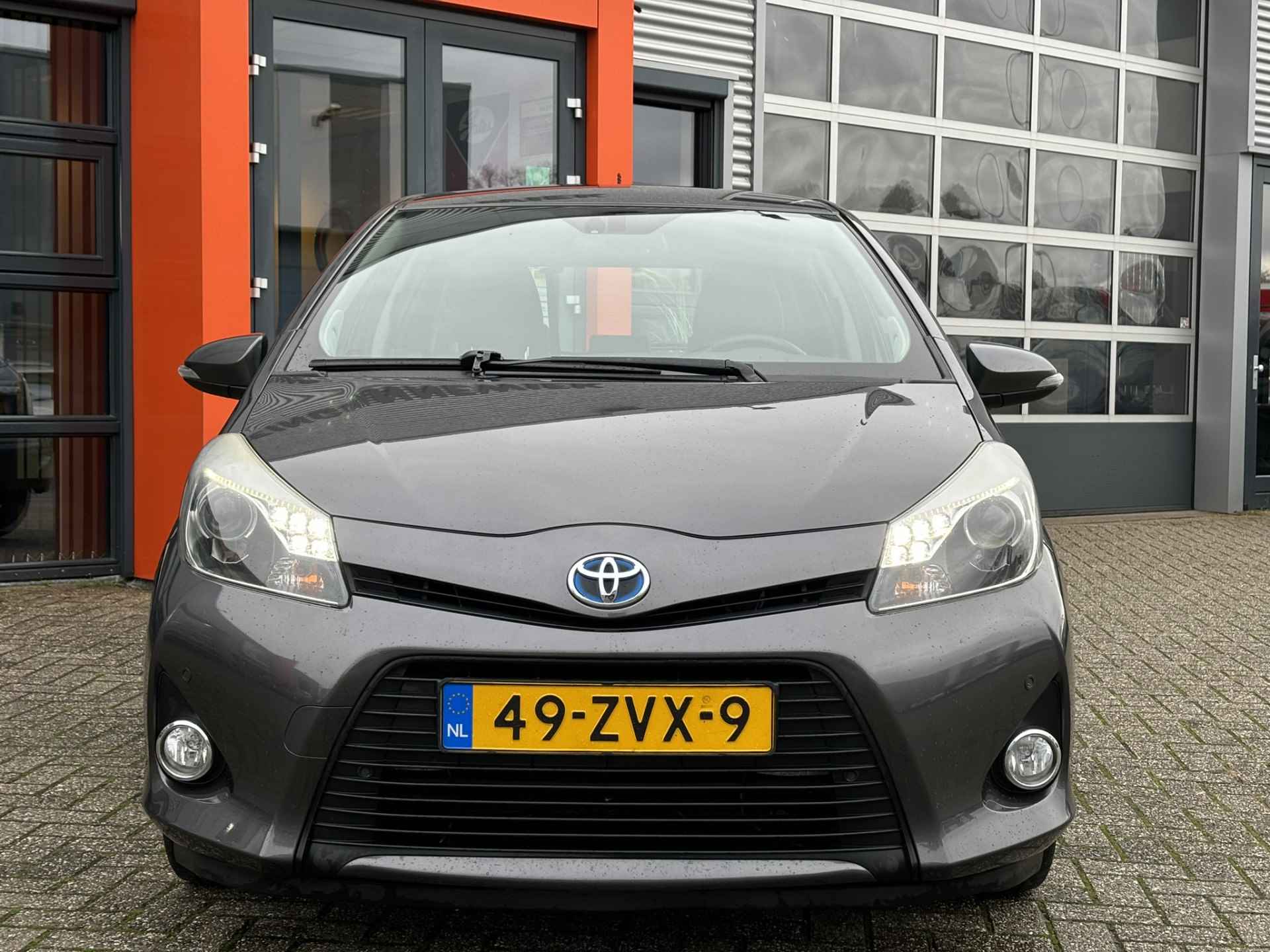 Toyota Yaris 1.5 Full Hybrid Dynamic / NL Auto / Cruise Control / Navi / Incl Winterset Op Velg / - 32/36