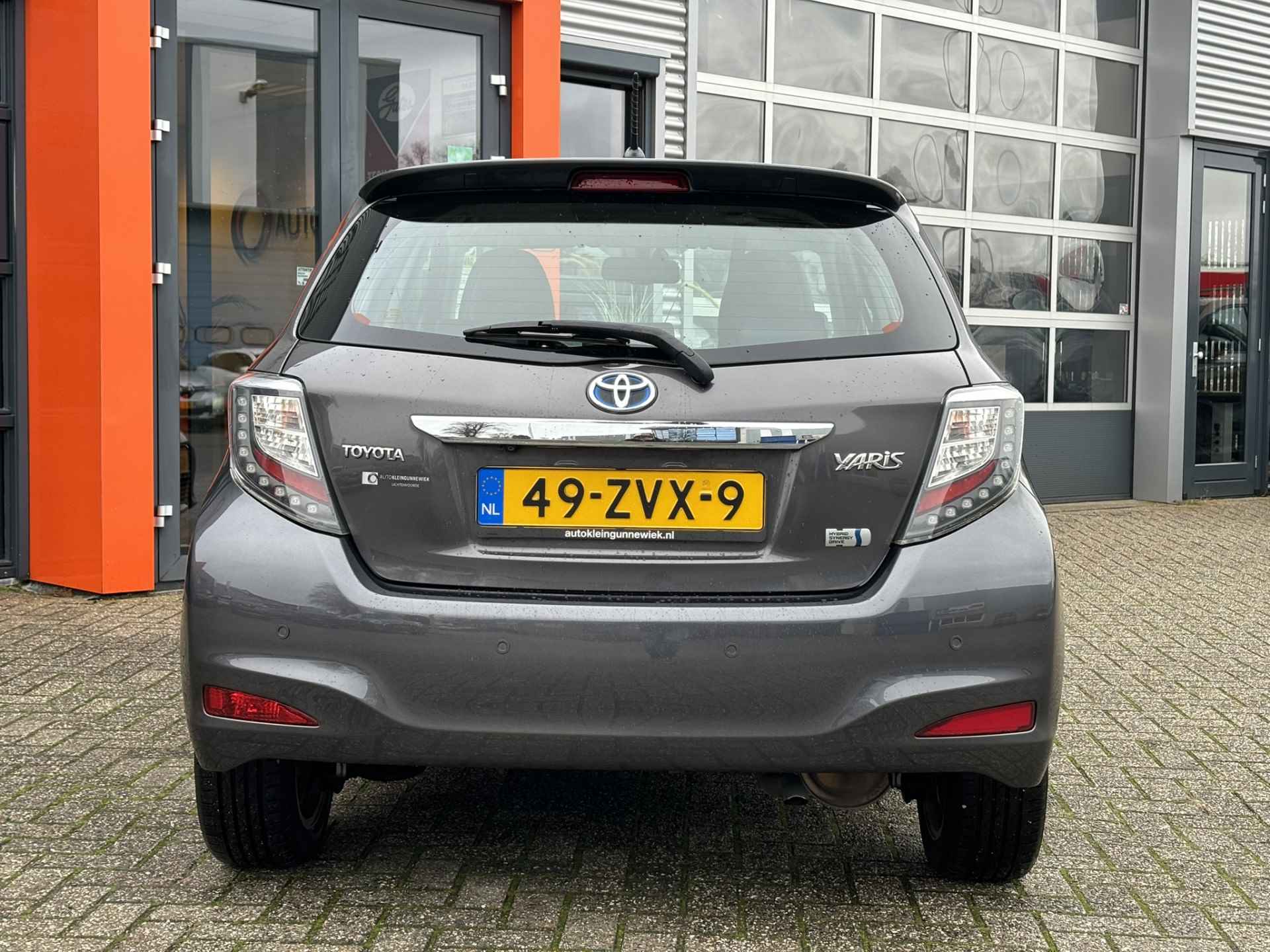 Toyota Yaris 1.5 Full Hybrid Dynamic / NL Auto / Cruise Control / Navi / Incl Winterset Op Velg / - 33/36