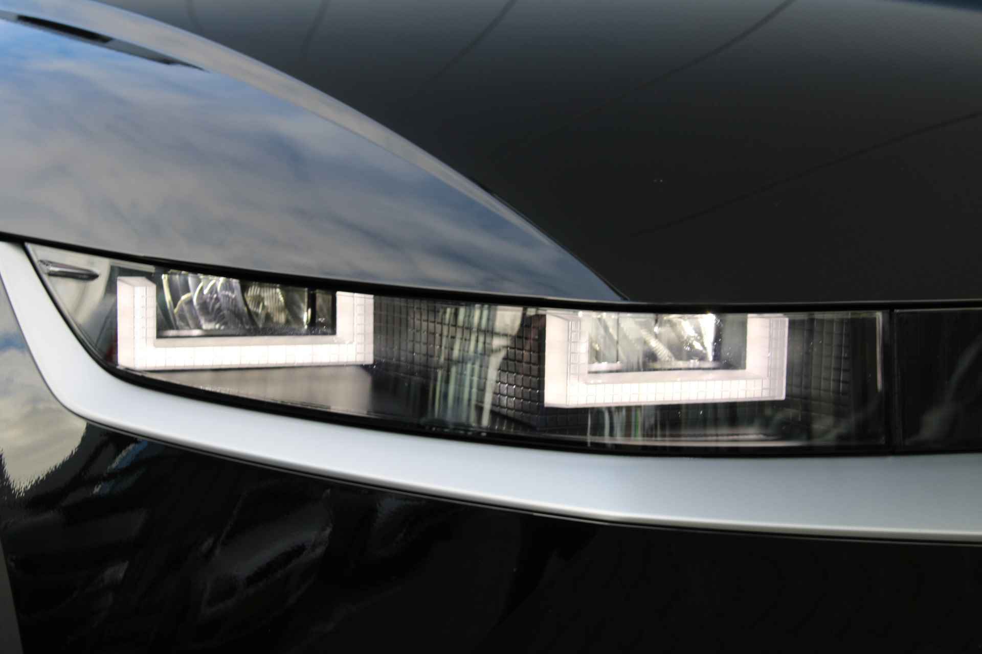 Hyundai IONIQ 5 58 kWh 170pk Connect Automaat | Leder | Climate | Camera | Keyless | Full Led | Navigatie | 19" Lichtmetaal | Parkeer Assistent - 12/28