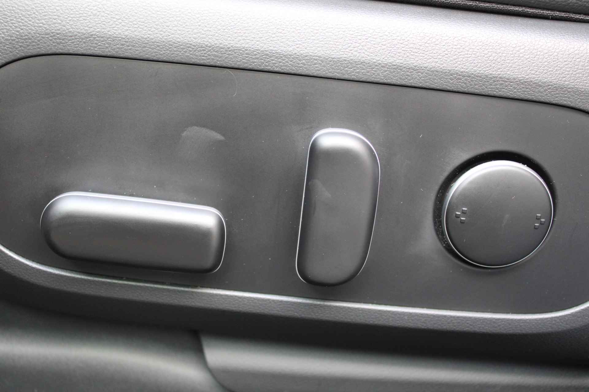 Hyundai IONIQ 5 58 kWh 170pk Connect Automaat | Leder | Climate | Camera | Keyless | Full Led | Navigatie | 19" Lichtmetaal | Parkeer Assistent - 16/28