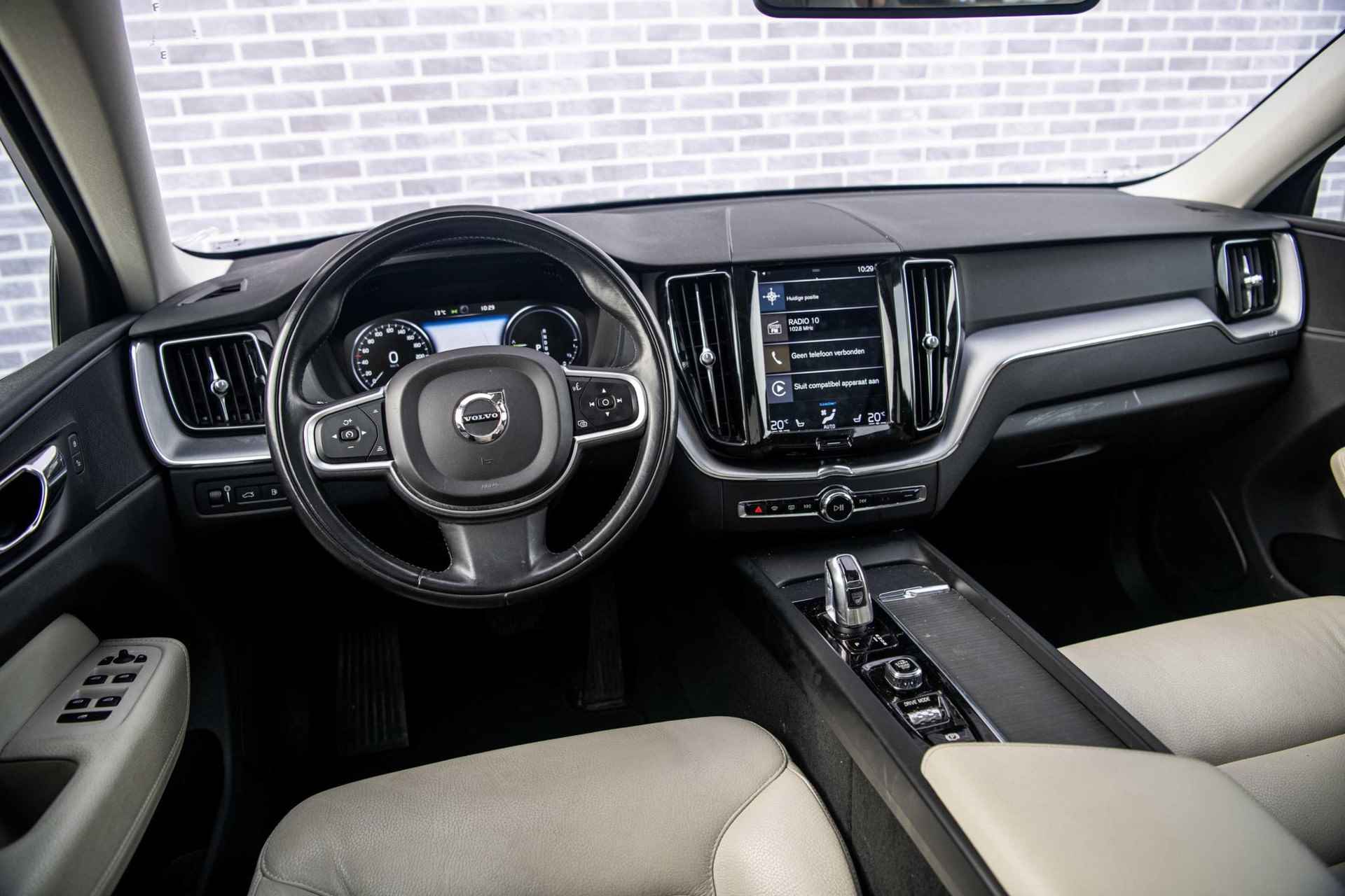 Volvo XC60 2.0 T8 Twin Engine AWD Momentum Fin. € 609 p/m  Business Pack Connect Plus | Trekhaak | Leder | Stoel en Stuurverwarming | Donker Glas | - 12/36