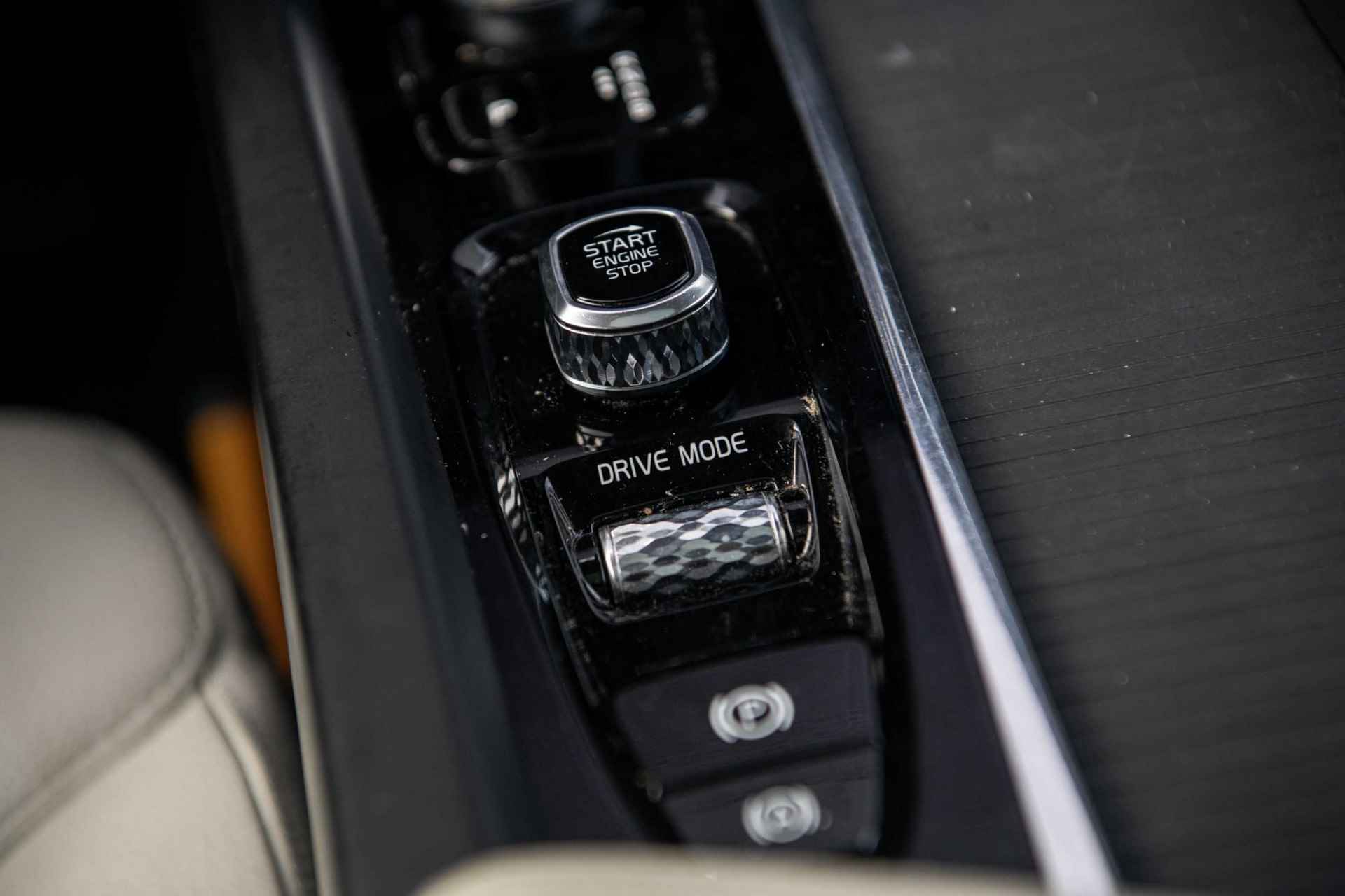 Volvo XC60 2.0 T8 Twin Engine AWD Momentum Fin. € 609 p/m  Business Pack Connect Plus | Trekhaak | Leder | Stoel en Stuurverwarming | Donker Glas | - 24/36