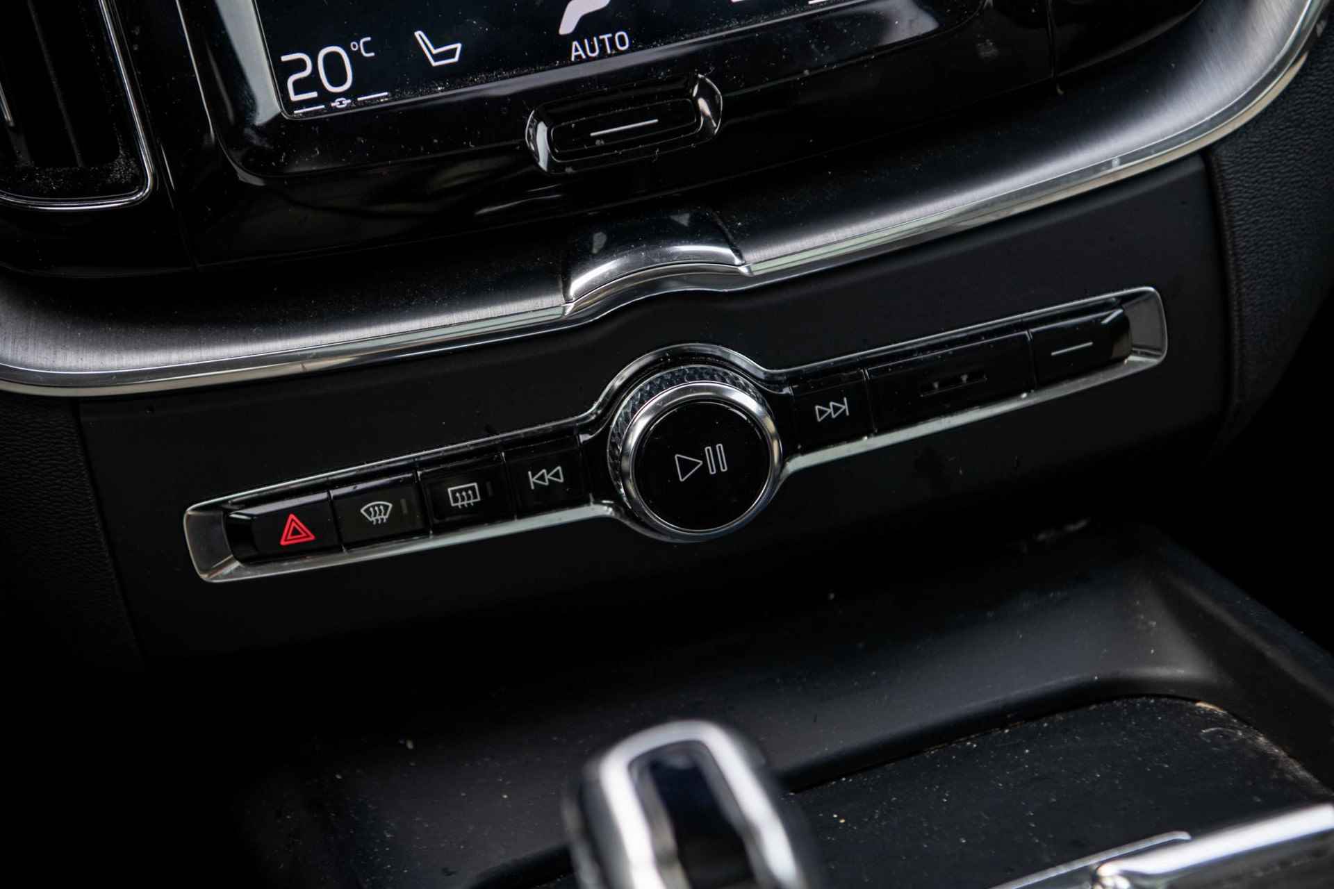 Volvo XC60 2.0 T8 Twin Engine AWD Momentum Fin. € 609 p/m  Business Pack Connect Plus | Trekhaak | Leder | Stoel en Stuurverwarming | Donker Glas | - 28/36