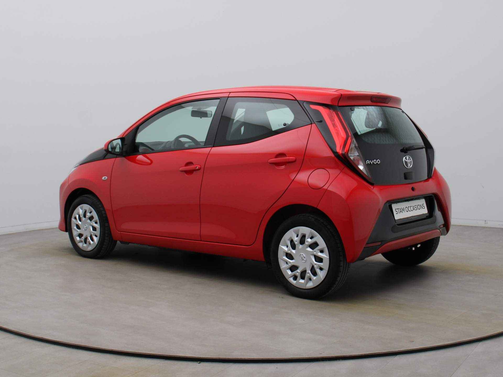 Toyota Aygo 73pk VVT-i x-play limited Airco | Camera | Carplay | 5-Deurs - 2/38