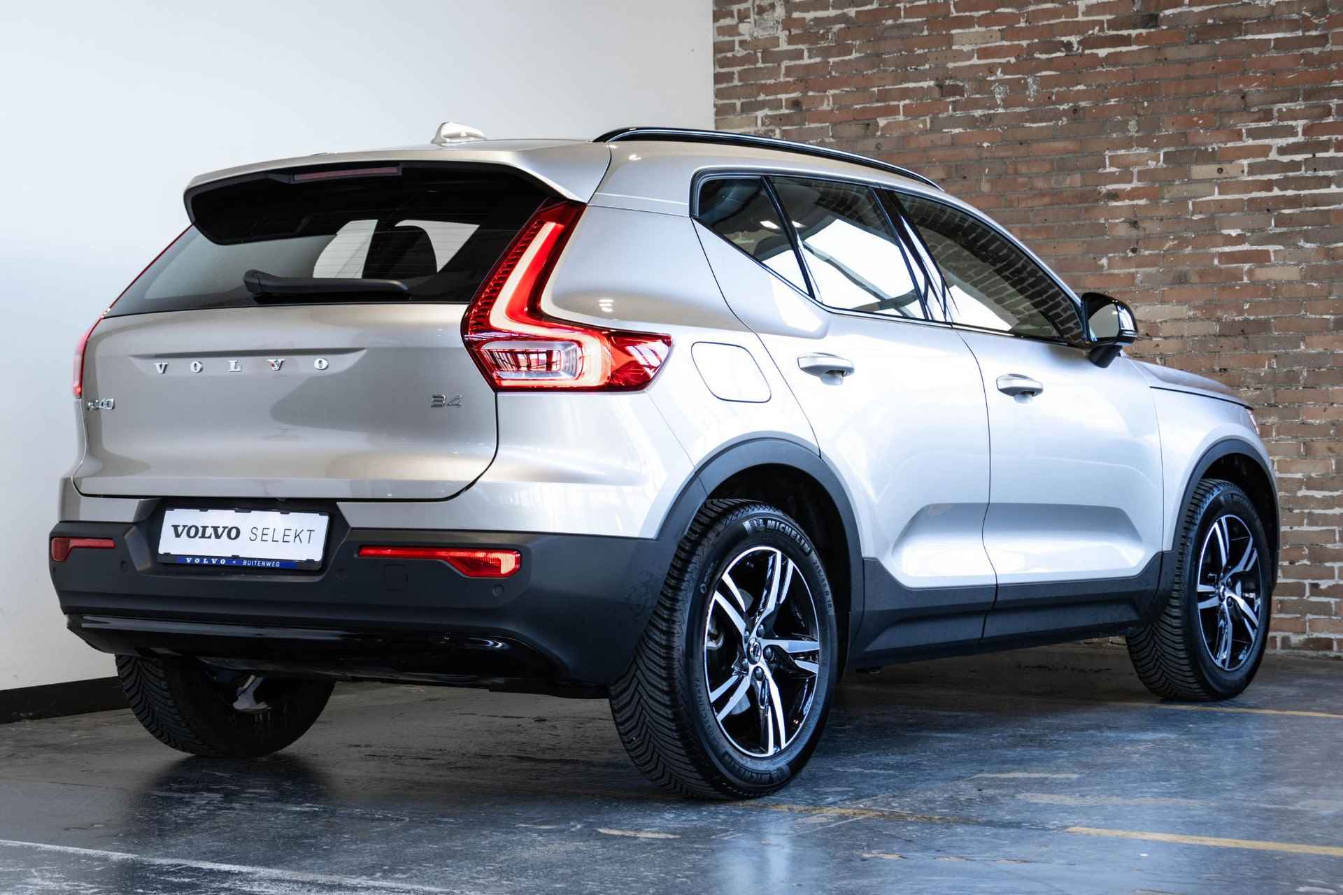 Volvo XC40 B4 Automaat  Plus Dark | Interieur voorverwarming | 360º camera | Semi Elektrische Trekhaak | Adaptive Cruise control | Blind spot | Elektrisch bedienbare voorstoelen | Premium Audio by Harman Kardon - 5/46