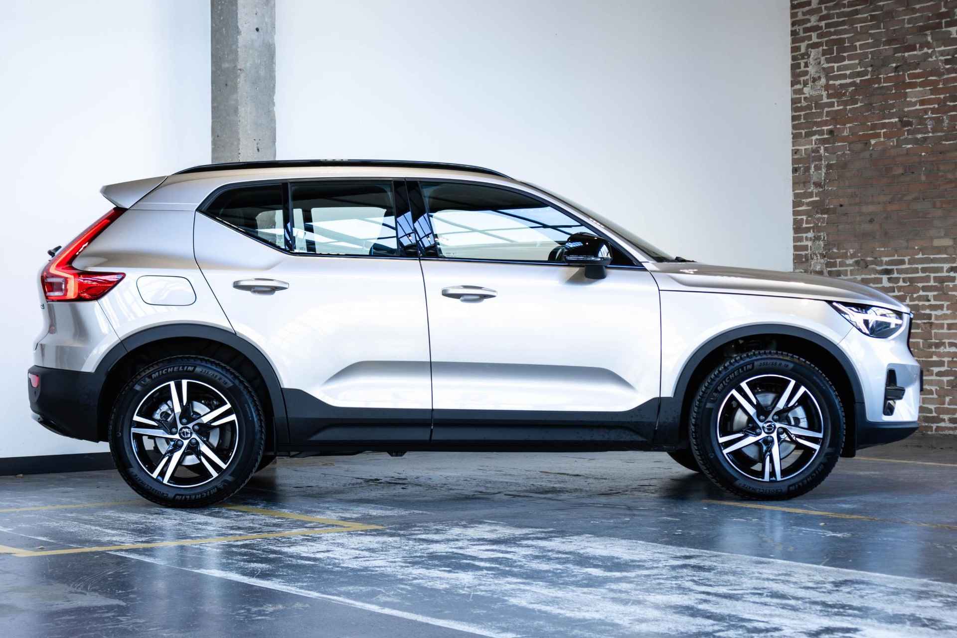 Volvo XC40 B4 Automaat  Plus Dark | Interieur voorverwarming | 360º camera | Semi Elektrische Trekhaak | Adaptive Cruise control | Blind spot | Elektrisch bedienbare voorstoelen | Premium Audio by Harman Kardon - 6/46