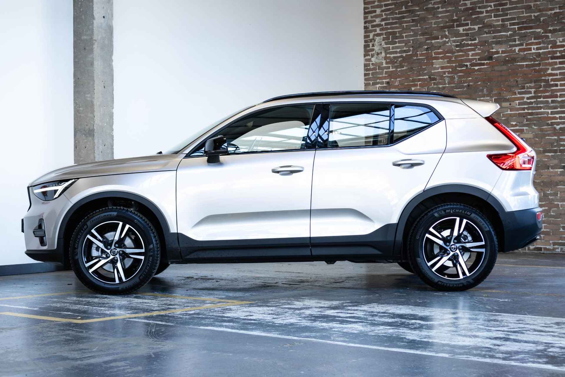 Volvo XC40 B4 Automaat  Plus Dark | Interieur voorverwarming | 360º camera | Semi Elektrische Trekhaak | Adaptive Cruise control | Blind spot | Elektrisch bedienbare voorstoelen | Premium Audio by Harman Kardon - 10/46