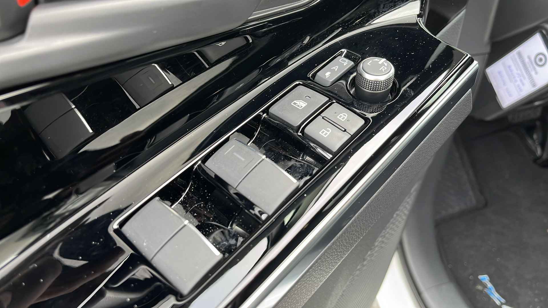 Toyota bZ4X Premium - Solar 4WD 71 kWh | 3-fase | All-in prijs | Zeer rijk uitgerust | 360 camera | Parkeersensoren | - 30/39