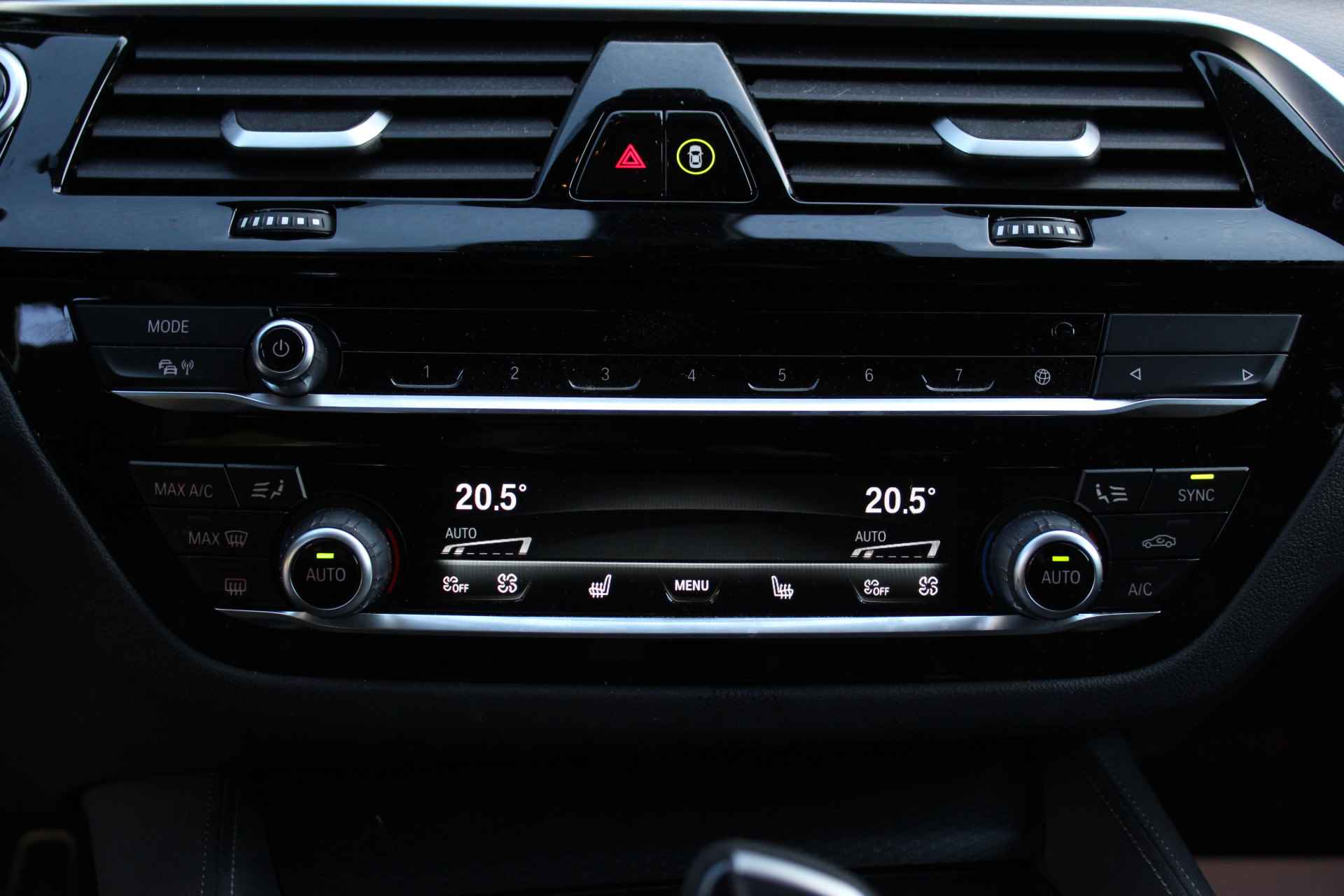 BMW 5 Serie Touring 530e High Executive M Sport Automaat / Panoramadak / Adaptief onderstel / Stoelverwarming / Laserlight / Head-Up / Live Cockpit Professional / Driving Assistant Professional - 21/29