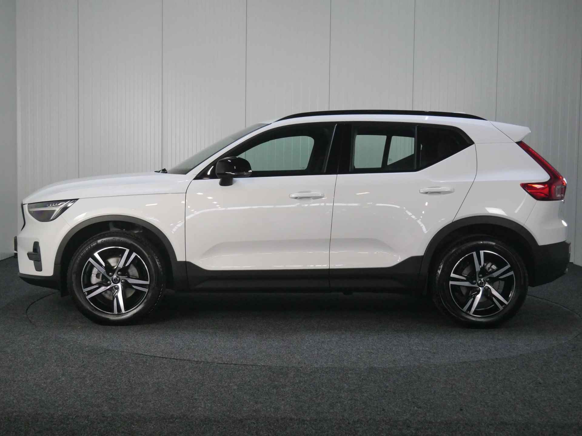 Volvo XC40 B4 AUT7 197PK Plus Dark, Adaptieve Cruise Control, Pilot Assist, Harman/Kardon Audiosysteem, DAB+, Grootlicht assistent, Keyless entry/ start, Verwarmbare Voorruit, Trekhaak - 2/47