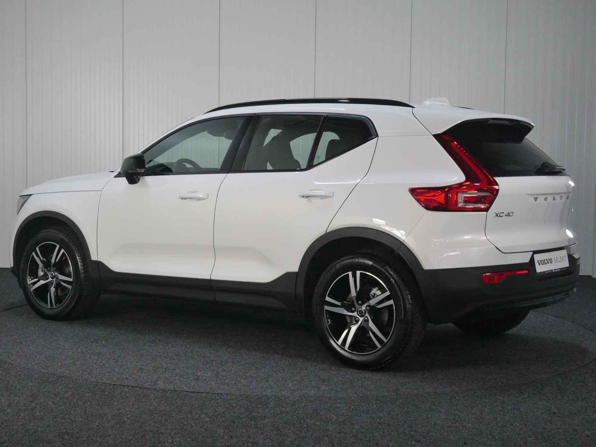 Volvo XC40 B4 AUT7 197PK Plus Dark, Adaptieve Cruise Control, Pilot Assist, Harman/Kardon Audiosysteem, DAB+, Grootlicht assistent, Keyless entry/ start, Verwarmbare Voorruit, Trekhaak - 3/47