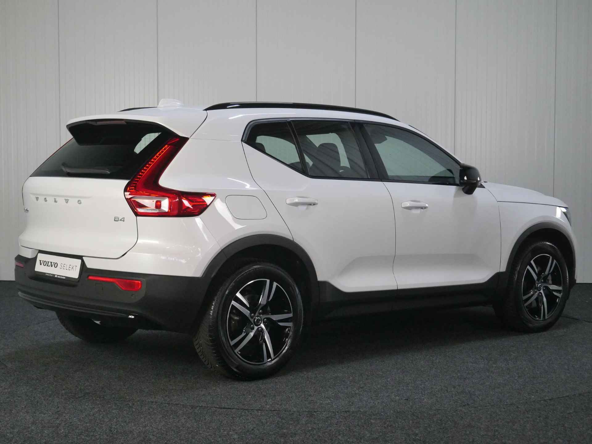 Volvo XC40 B4 AUT7 197PK Plus Dark, Adaptieve Cruise Control, Pilot Assist, Harman/Kardon Audiosysteem, DAB+, Grootlicht assistent, Keyless entry/ start, Verwarmbare Voorruit, Trekhaak - 7/47