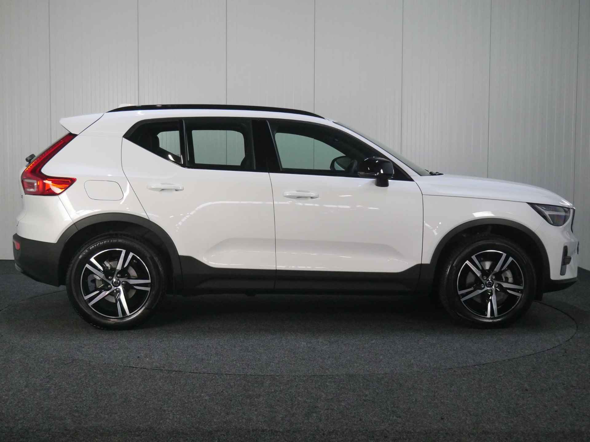 Volvo XC40 B4 AUT7 197PK Plus Dark, Adaptieve Cruise Control, Pilot Assist, Harman/Kardon Audiosysteem, DAB+, Grootlicht assistent, Keyless entry/ start, Verwarmbare Voorruit, Trekhaak - 8/47