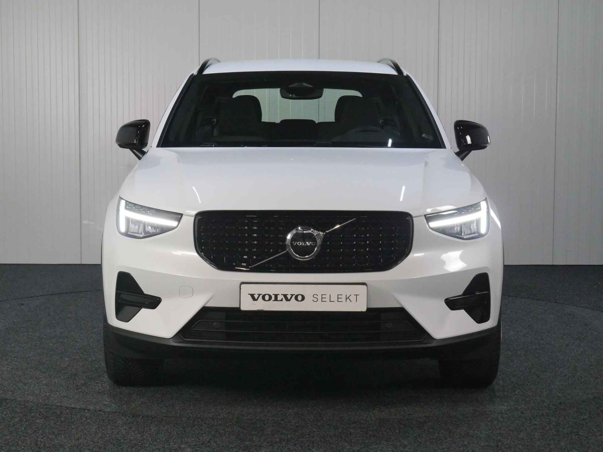 Volvo XC40 B4 AUT7 197PK Plus Dark, Adaptieve Cruise Control, Pilot Assist, Harman/Kardon Audiosysteem, DAB+, Grootlicht assistent, Keyless entry/ start, Verwarmbare Voorruit, Trekhaak - 12/47