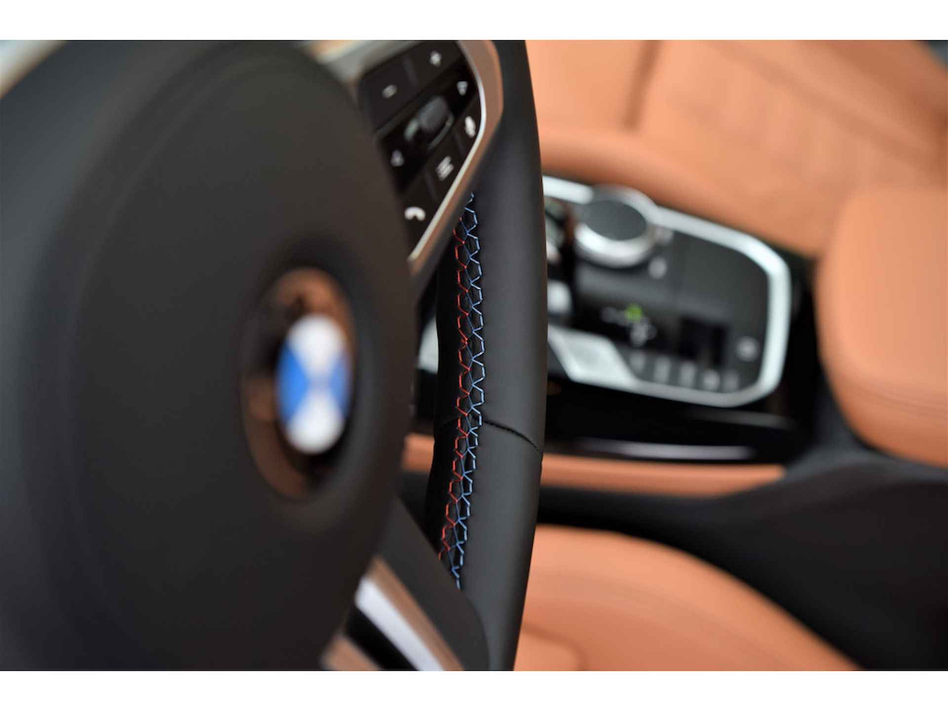 BMW X4 M40i High Executive Automaat / Panoramadak / Trekhaak / Laserlight / Parking Assistant Plus / Head-Up / Driving Assistant Professional / Comfort Access - 17/36