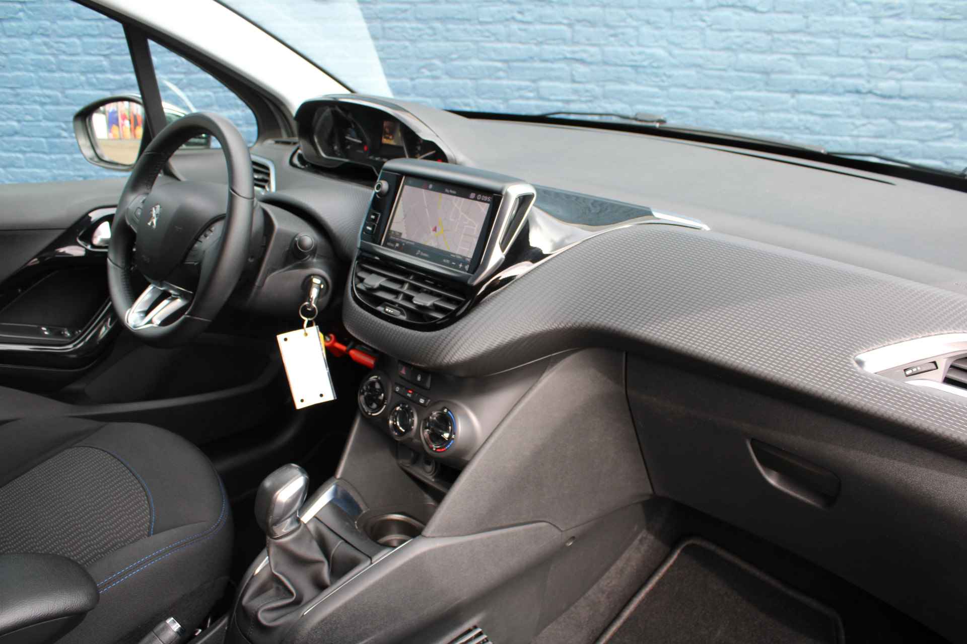 Peugeot 208 5drs 1.2 PureTech Signature | Navigatie | Lichtmetaal | Spoiler | Parkeersensoren | - 4/32