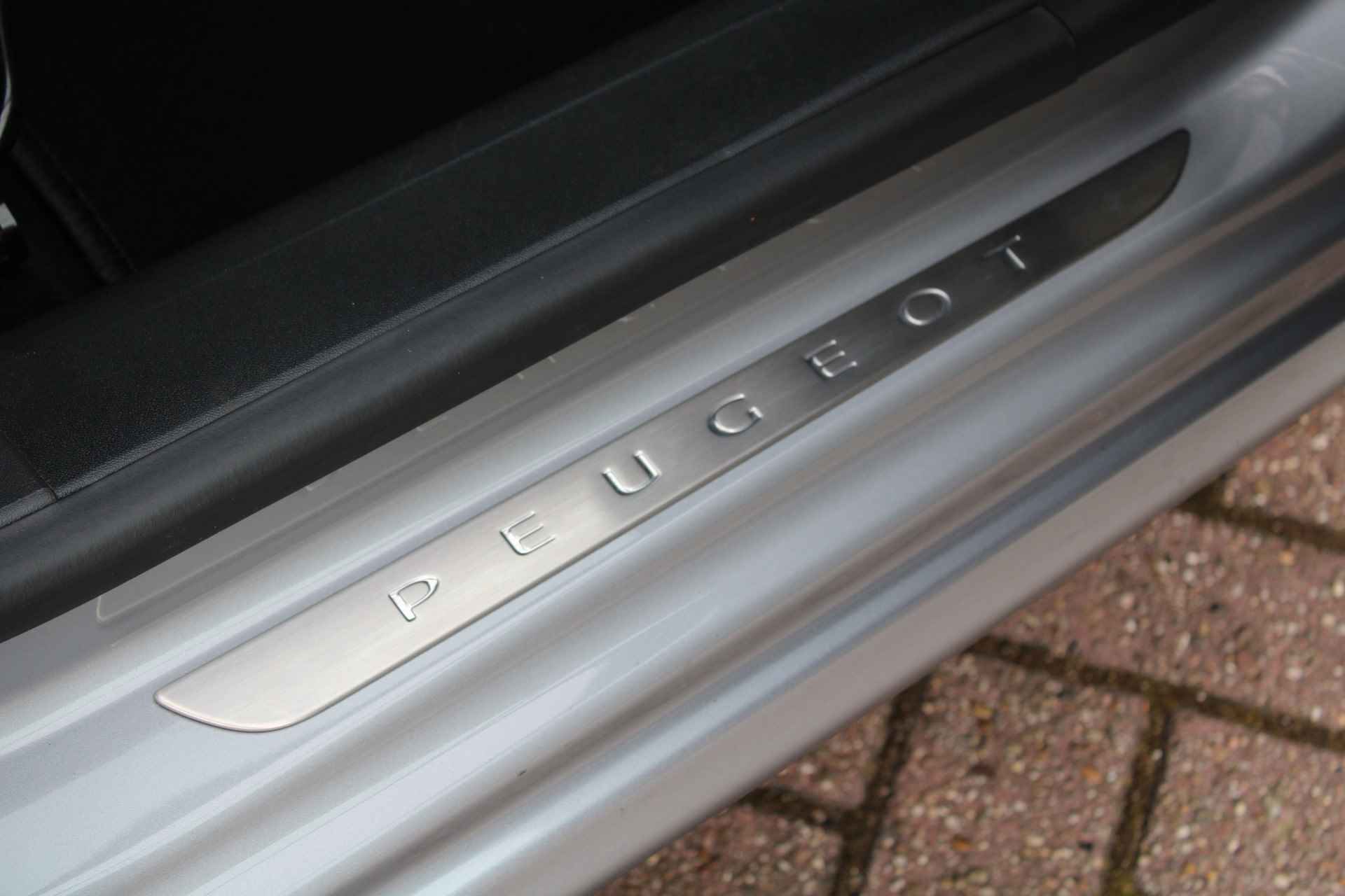 Peugeot 208 5drs 1.2 PureTech Signature | Navigatie | Lichtmetaal | Spoiler | Parkeersensoren | - 8/32