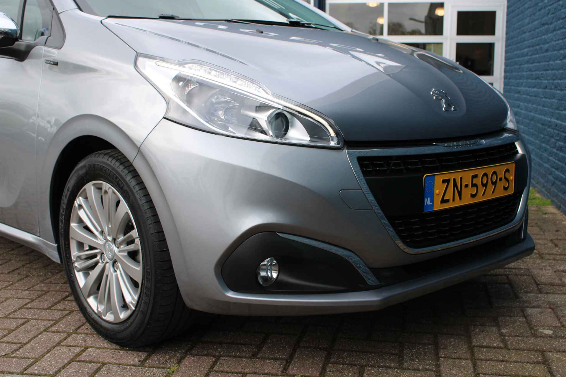 Peugeot 208 5drs 1.2 PureTech Signature | Navigatie | Lichtmetaal | Spoiler | Parkeersensoren | - 9/32
