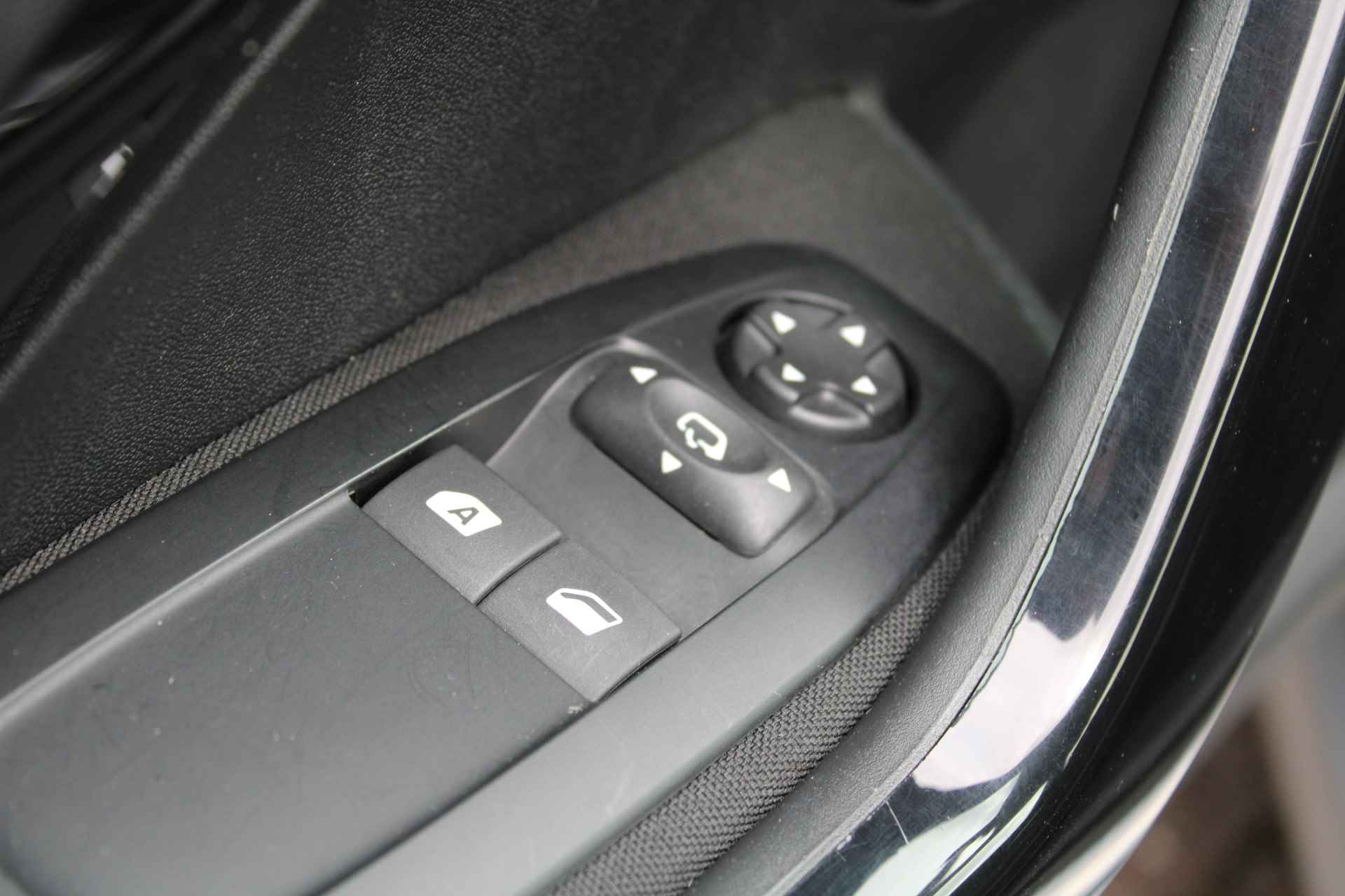 Peugeot 208 5drs 1.2 PureTech Signature | Navigatie | Lichtmetaal | Spoiler | Parkeersensoren | - 18/32