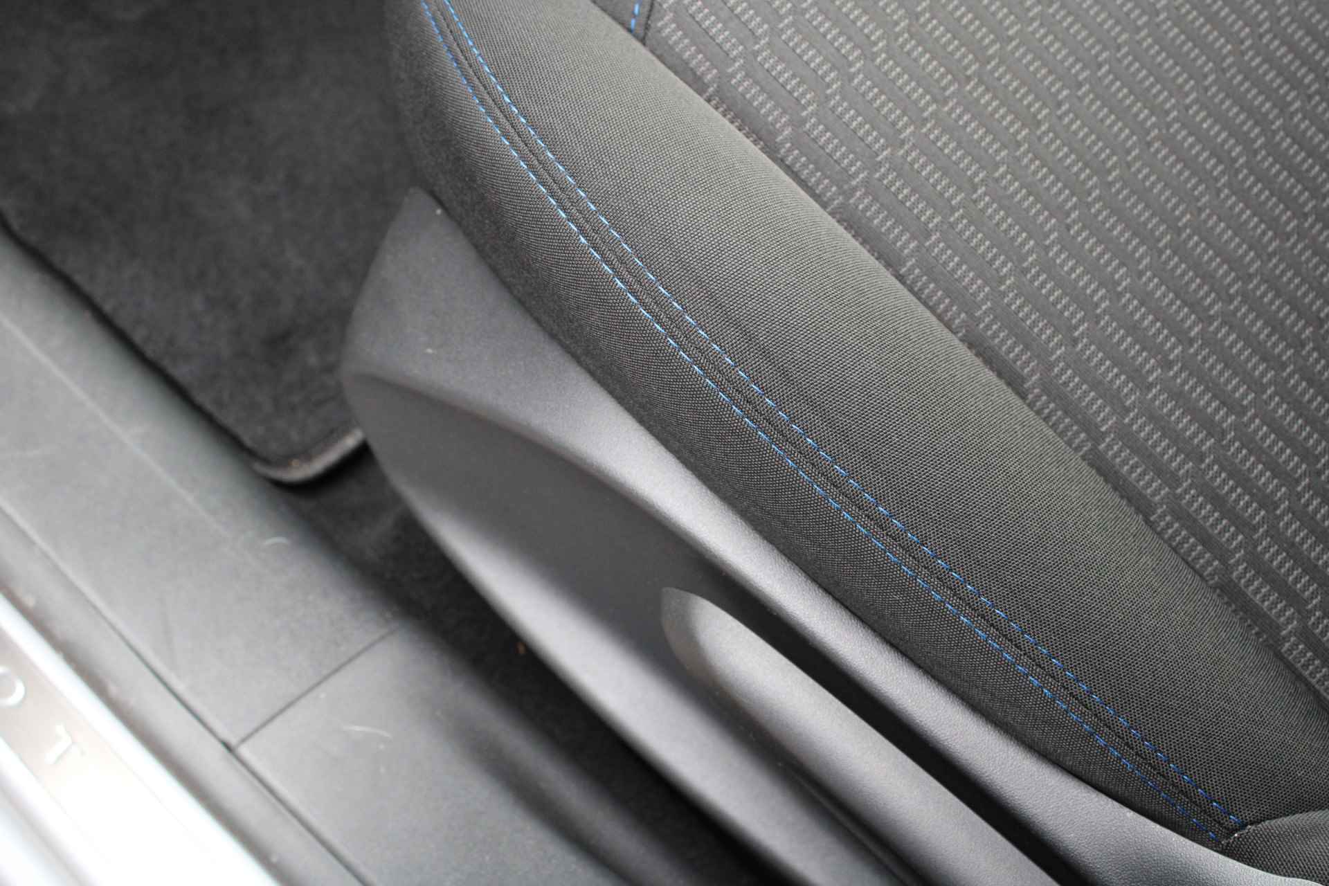 Peugeot 208 5drs 1.2 PureTech Signature | Navigatie | Lichtmetaal | Spoiler | Parkeersensoren | - 19/32