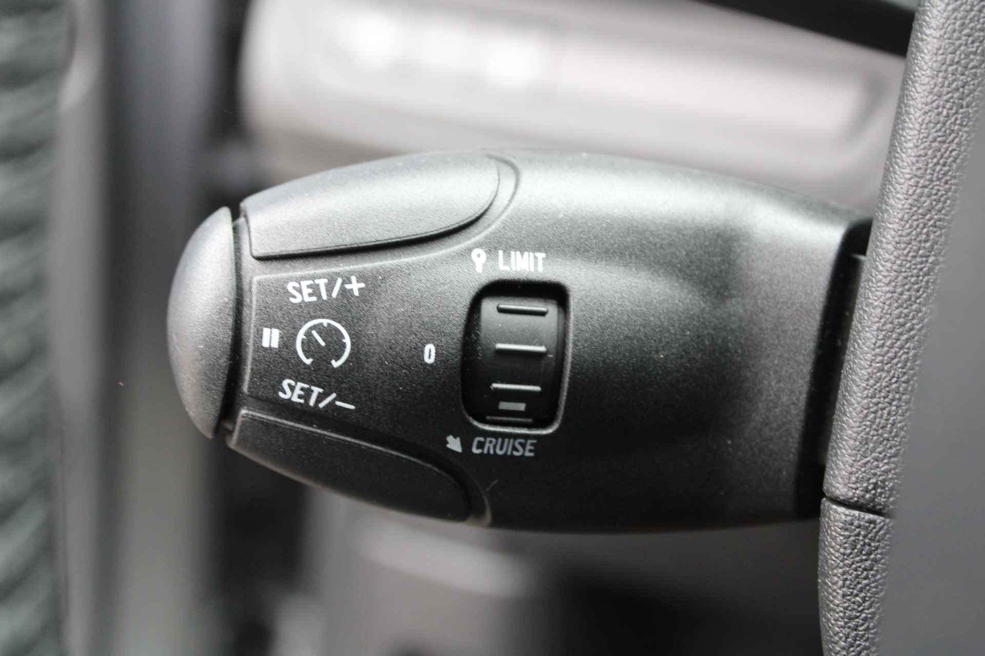 Peugeot 208 5drs 1.2 PureTech Signature | Navigatie | Lichtmetaal | Spoiler | Parkeersensoren | - 22/32