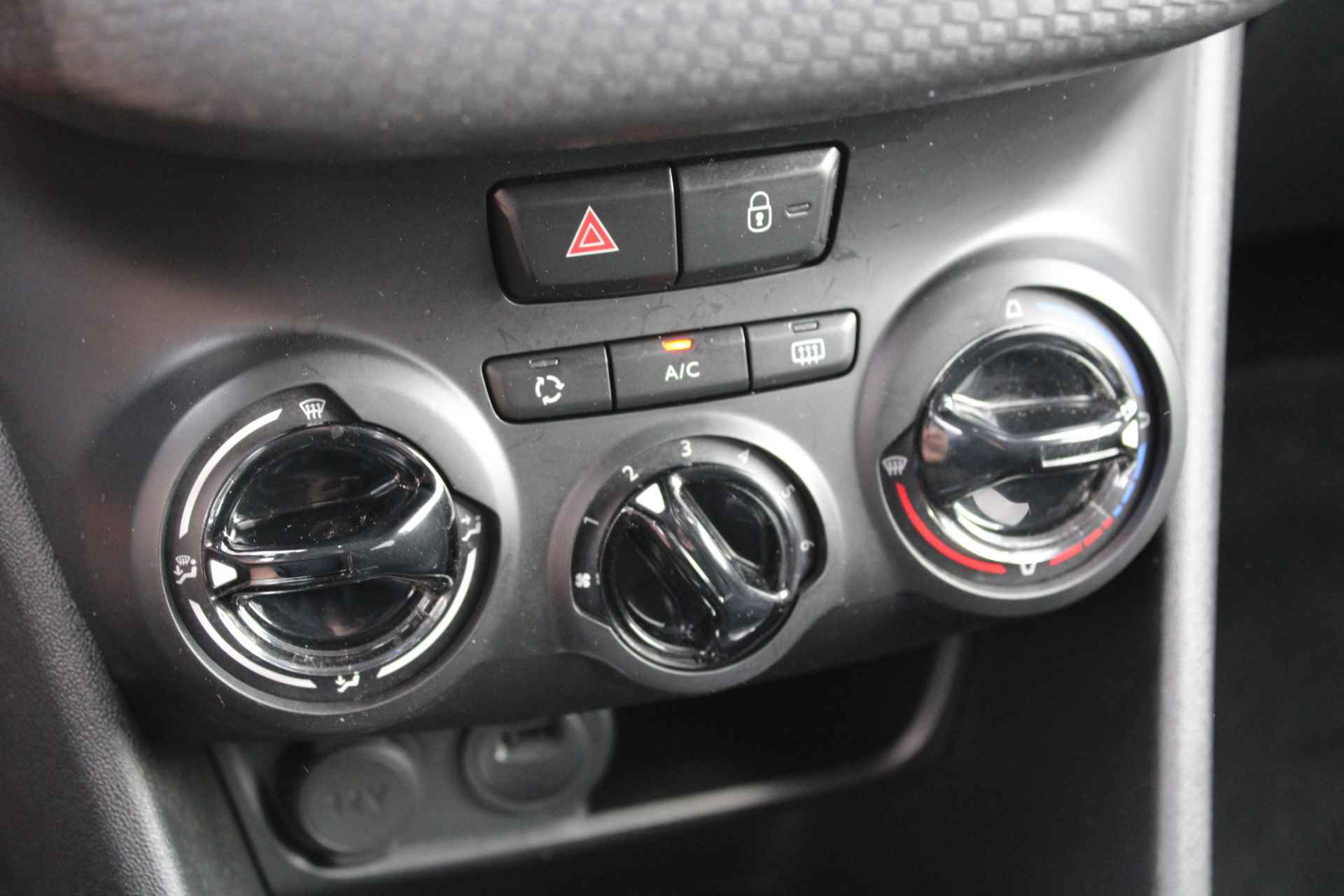 Peugeot 208 5drs 1.2 PureTech Signature | Navigatie | Lichtmetaal | Spoiler | Parkeersensoren | - 23/32