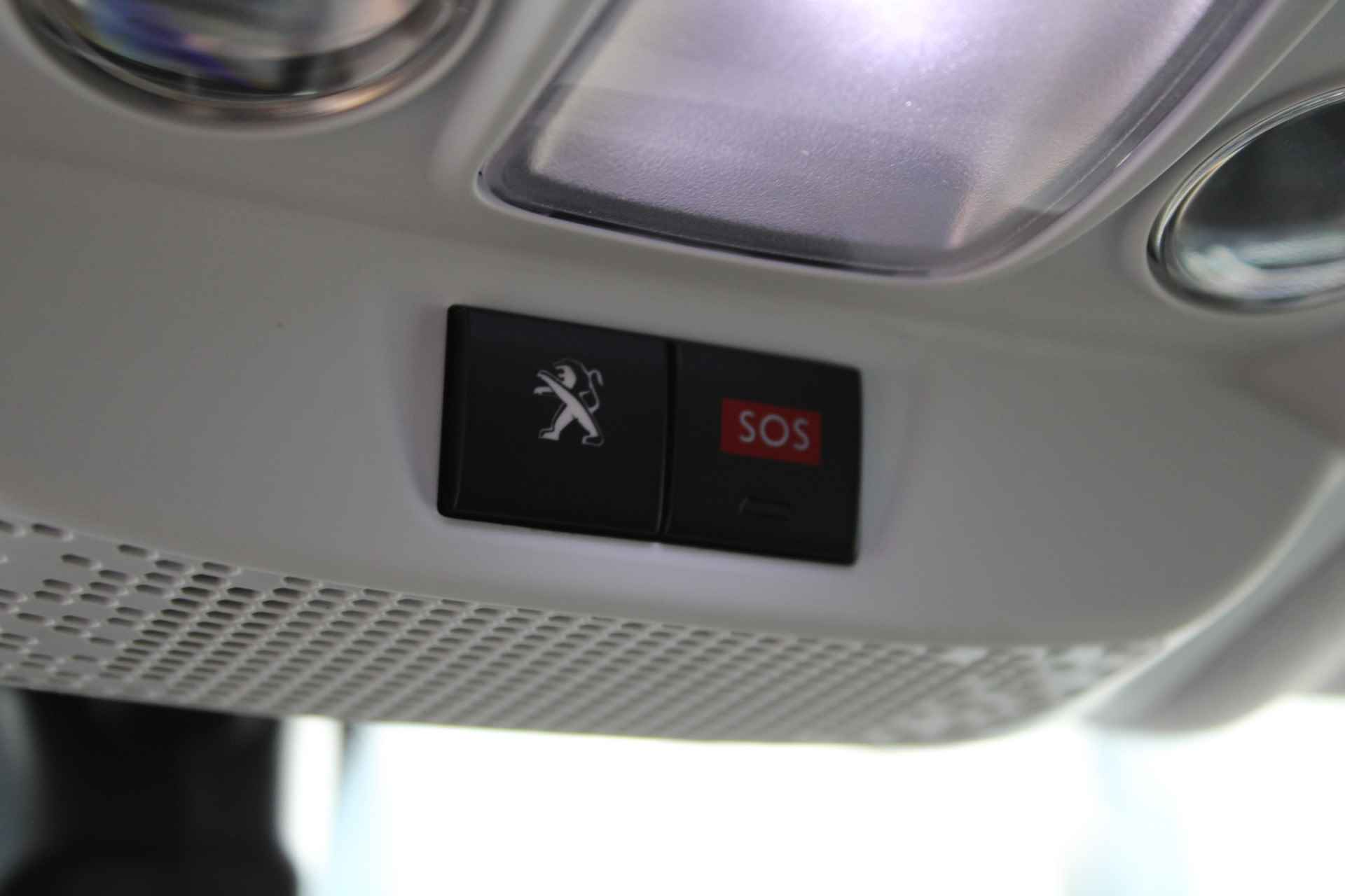 Peugeot 208 5drs 1.2 PureTech Signature | Navigatie | Lichtmetaal | Spoiler | Parkeersensoren | - 26/32