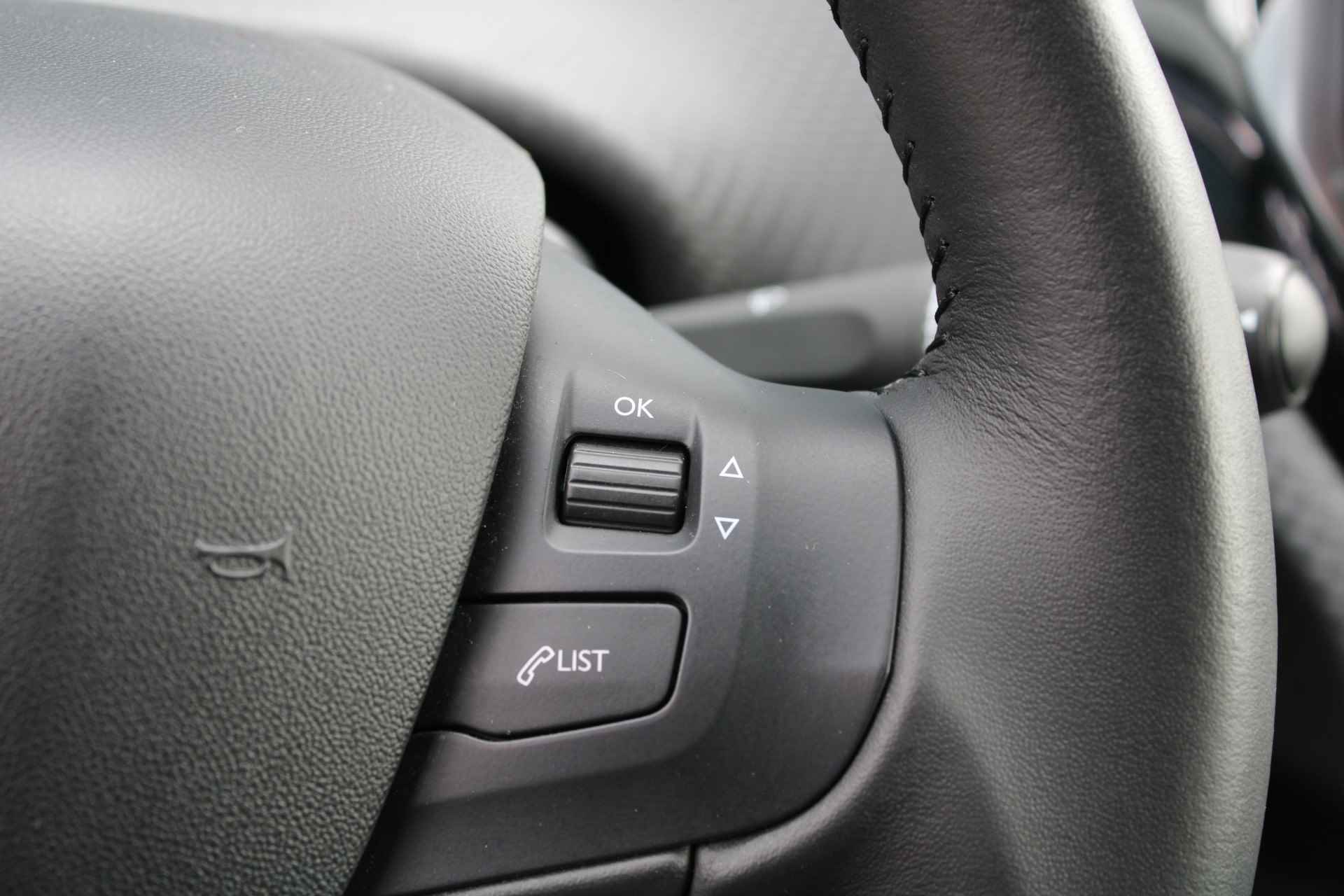 Peugeot 208 5drs 1.2 PureTech Signature | Navigatie | Lichtmetaal | Spoiler | Parkeersensoren | - 27/32