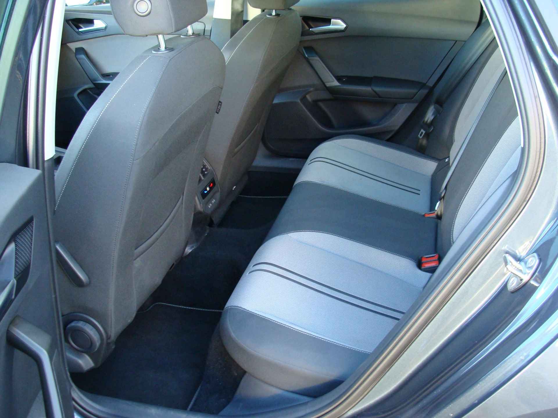 SEAT Leon 1.0 TSI 110pk Style Business Intense - 13/73