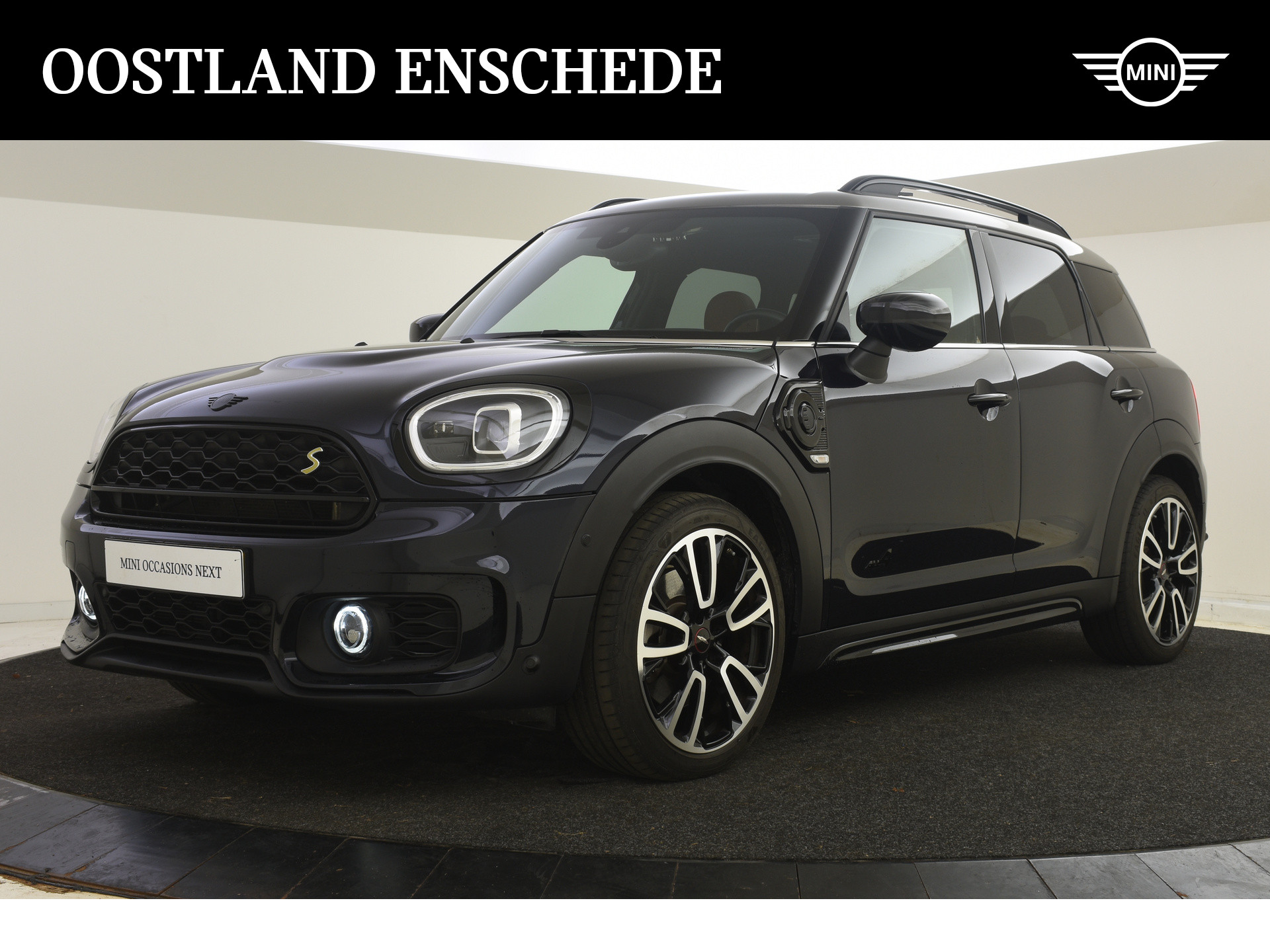 MINI Countryman Cooper SE ALL4 JCW Automaat / Premium Plus Pakket / Panoramadak / Achteruitrijcamera / Comfort Access / Active Cruise Control / LED / Head-Up