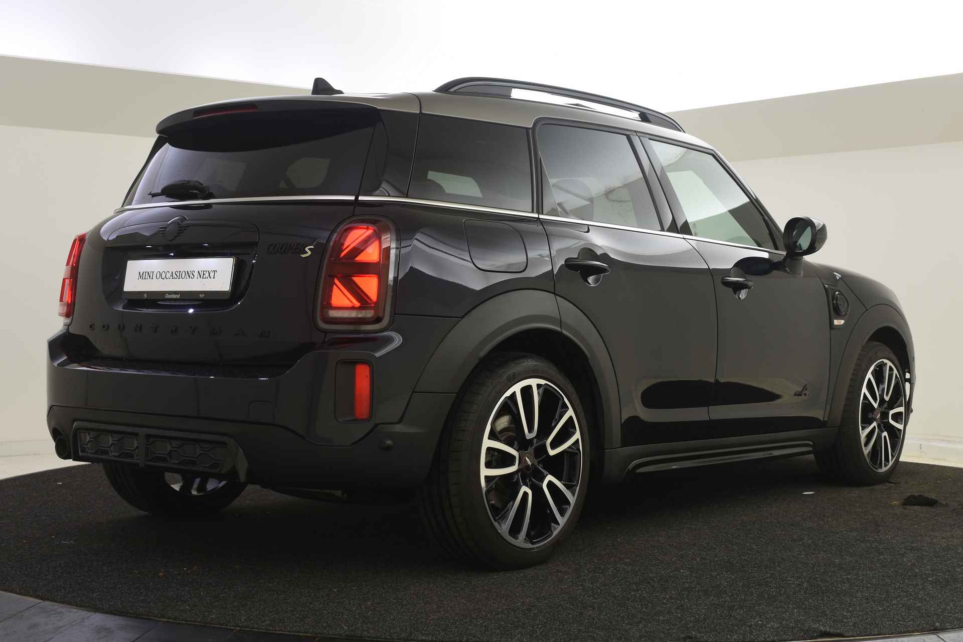 MINI Countryman Cooper SE ALL4 JCW Automaat / Premium Plus Pakket / Panoramadak / Achteruitrijcamera / Comfort Access / Active Cruise Control / LED / Head-Up - 3/48