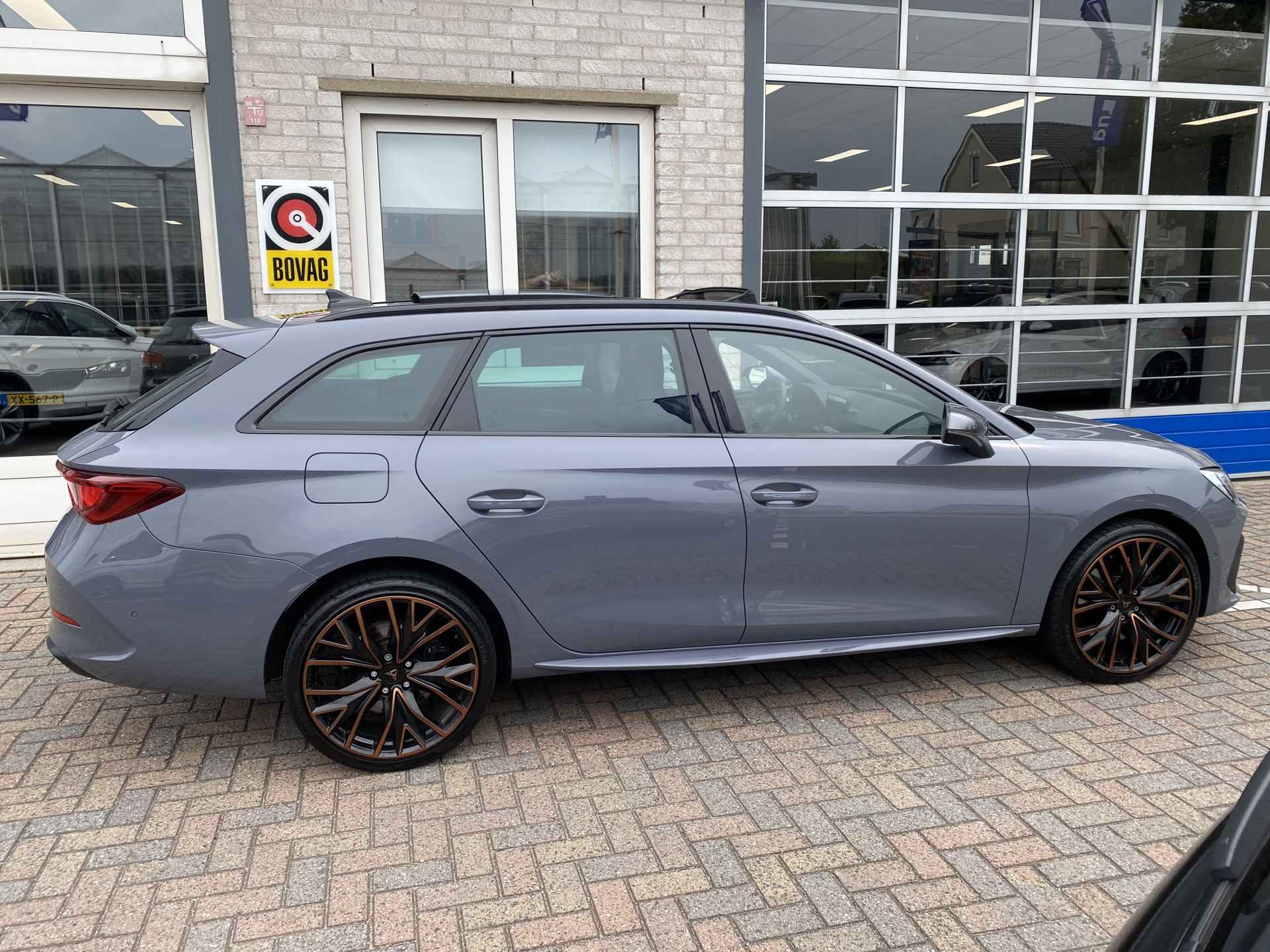 CUPRA Leon Sportstourer 1.4 e-Hybrid VZ Performance / AUTOMAAT/ 245 PK/ PANO/ CAMERA/ PARK. SENSOREN/ DODE HOEK/ LED/ KEYLESS/ STOEL EN STUUR VERWARM./ ADAPT. CRUISE/ APP CONNECT/ NAVI/ CLIMA/ DAB/ 19" LMV/ - 38/44