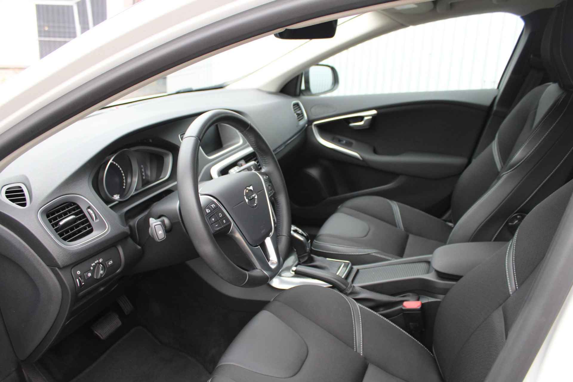 Volvo V40 1.5 T2 Polar+ Navigatie, Verwarmde voorstoelen, Bluetooth, Cruise Control, Climate Control, Regensensor, LED verlichting, 16" Lichtmetalen velgen, - 2/31