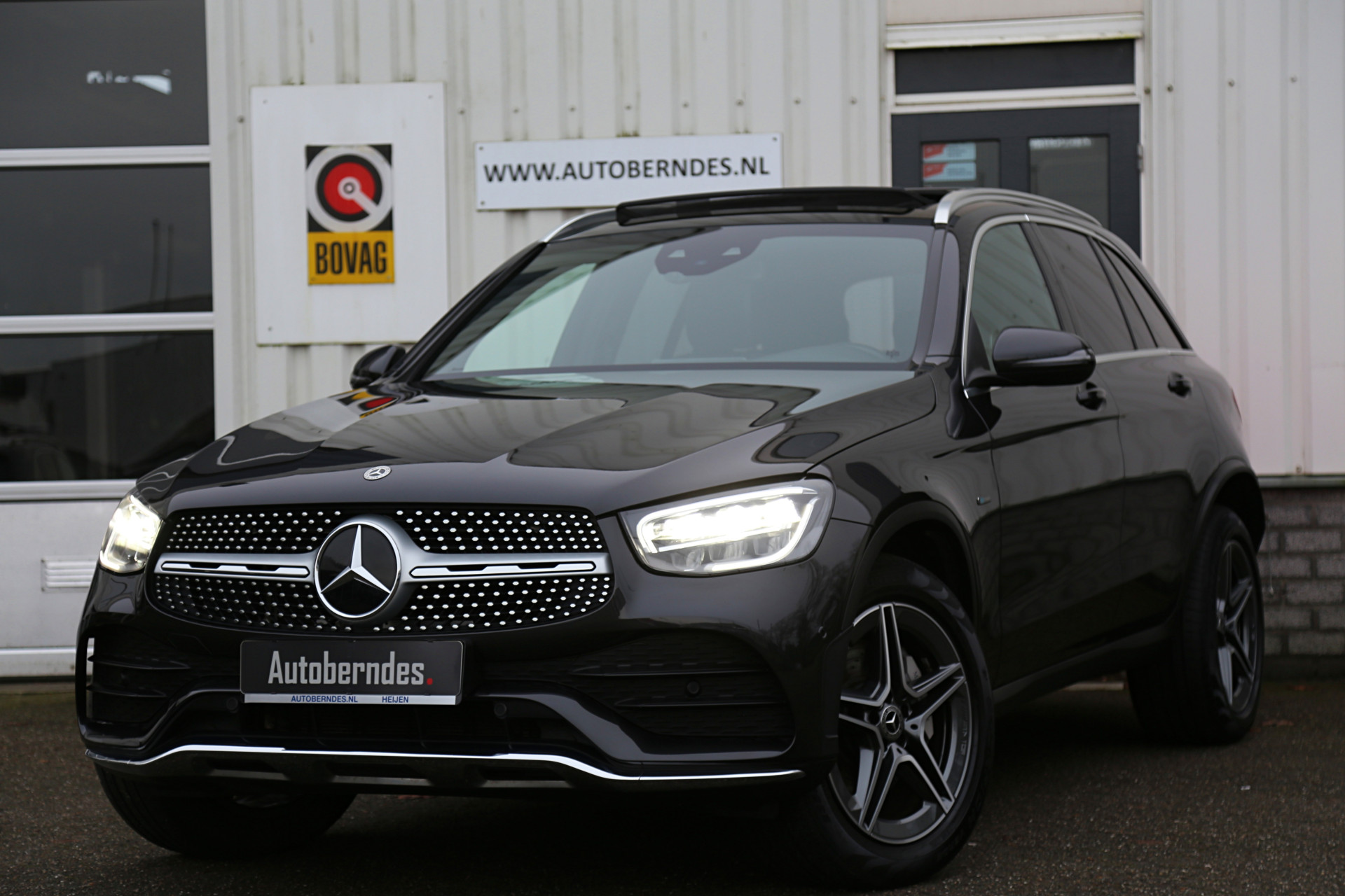 Mercedes-Benz GLC 300e 4MATIC AMG PHEV Plug in hybride*Perfect MB Onderh.*Pano/Sfeer/ACC/Diamond Grille/Camera/Dodehoek/Rijstrook/LED/DAB/Apple Ca