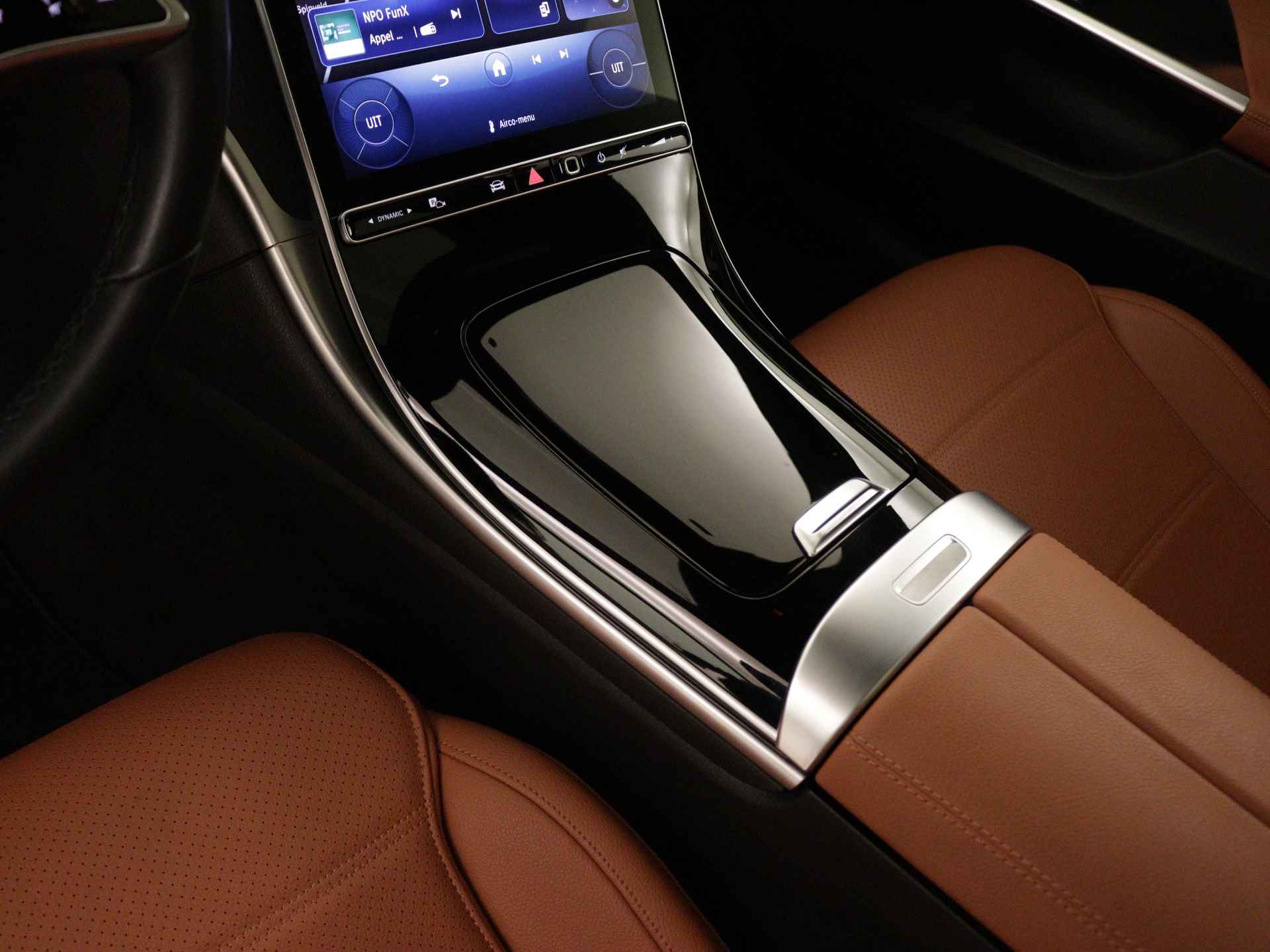 Mercedes-Benz C-Klasse 180 Luxury Line | Panoramadak | Stoelverwarming | Parkeersensoren + Camera | Elektrische achterklep | Inclusief 24 maanden Certified garantie | - 14/44