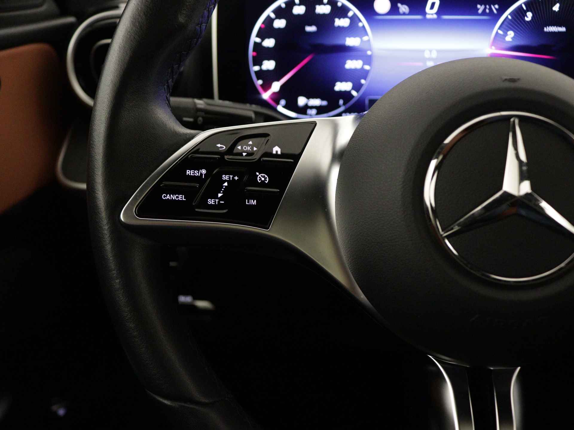 Mercedes-Benz C-Klasse 180 Luxury Line | Panoramadak | Stoelverwarming | Parkeersensoren + Camera | Elektrische achterklep | Inclusief 24 maanden Certified garantie | - 24/44