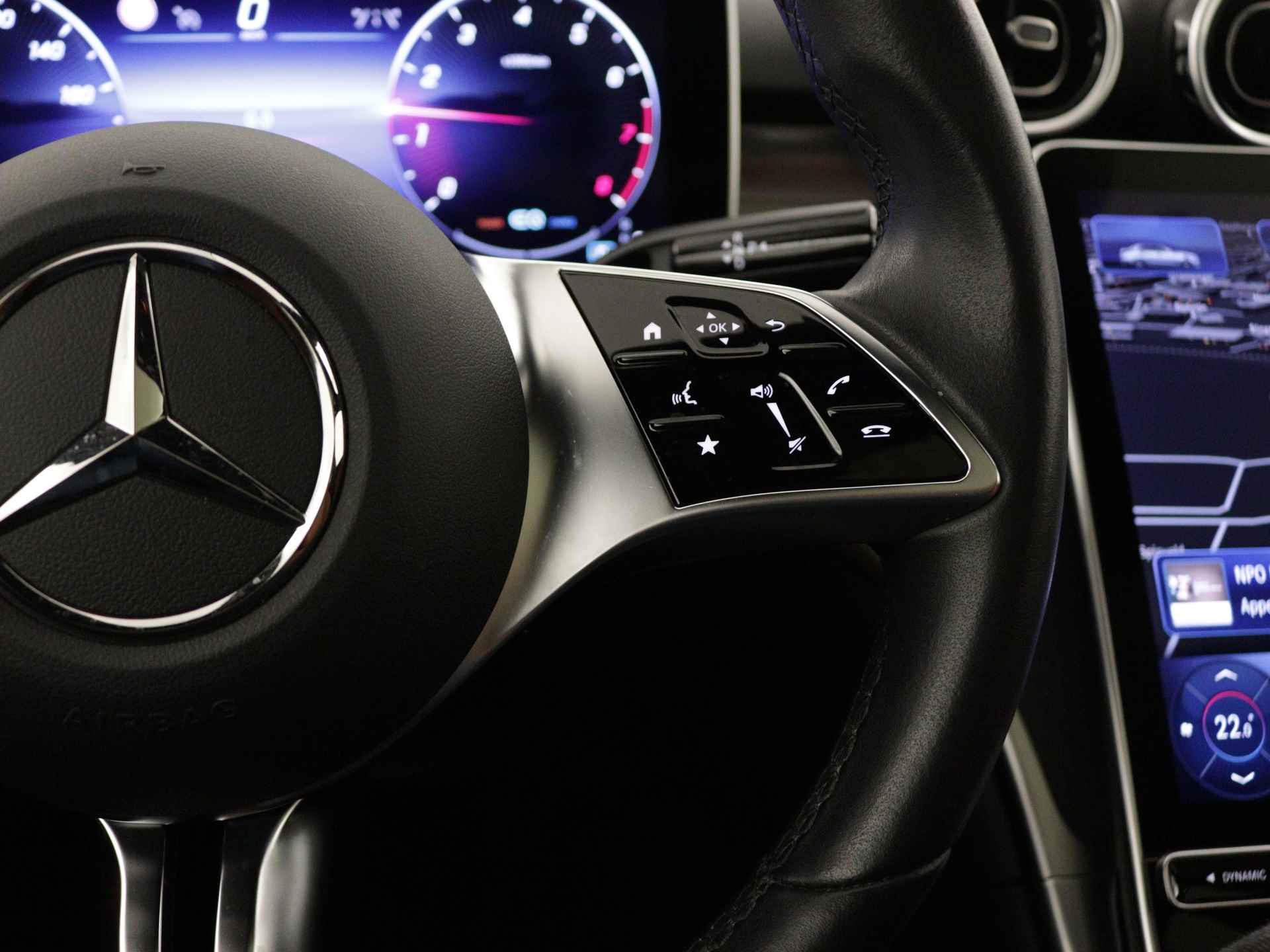 Mercedes-Benz C-Klasse 180 Luxury Line | Panoramadak | Stoelverwarming | Parkeersensoren + Camera | Elektrische achterklep | Inclusief 24 maanden Certified garantie | - 25/44
