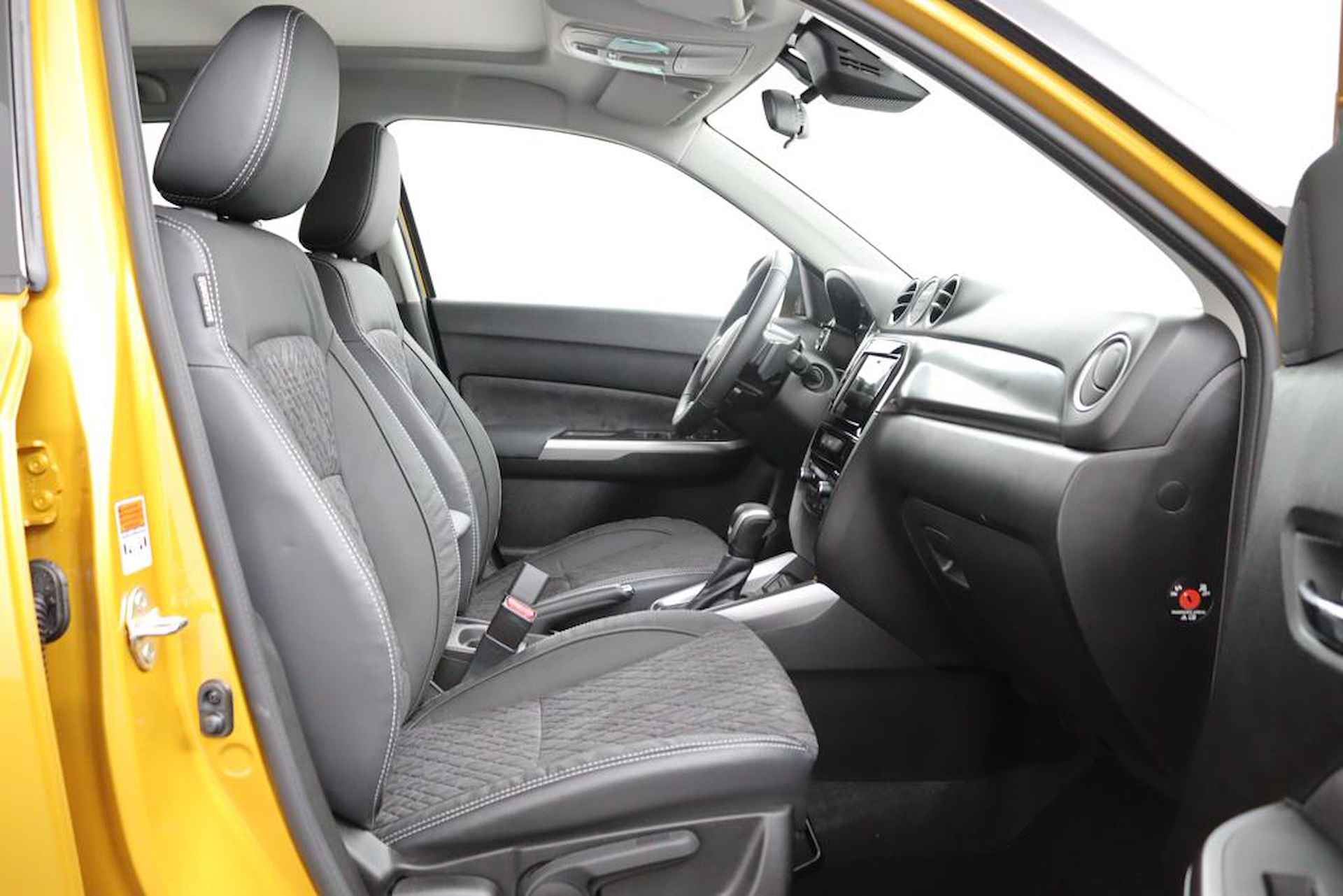 Suzuki Vitara 1.5 Hybrid Style Automaat | Schuif- Kanteldak | Keyless Entry | Parkeersensoren Rondom | Navigatie | 6 Jaar Garantie | - 15/49