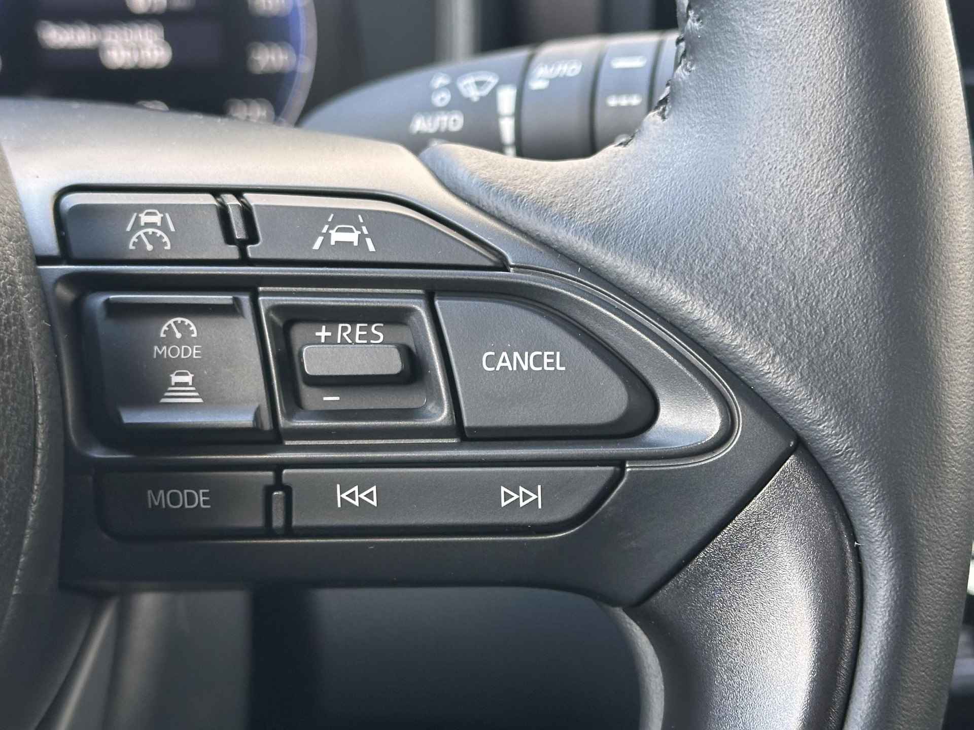 Toyota Yaris Cross Hybrid 130 Executive Automaat / Elektrische Achterklep / Achteruitrijcamera / Cruise Control Adaptief / Voorruit verwarming / Stuurverwarming / Stoelverwarming - 24/35